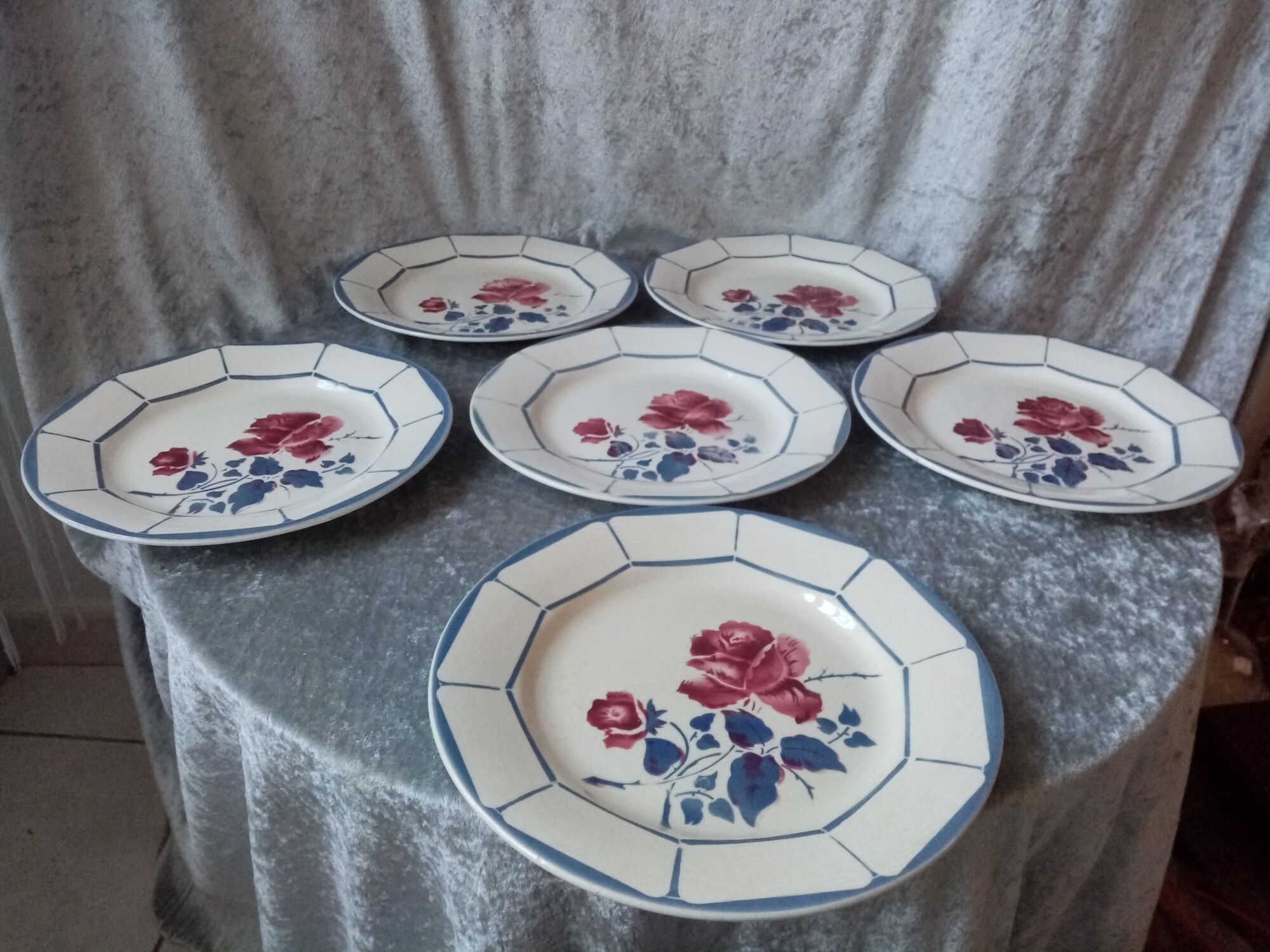 Series of 6 plates flat decor of roses, model malmaison, digoin sarreguemines