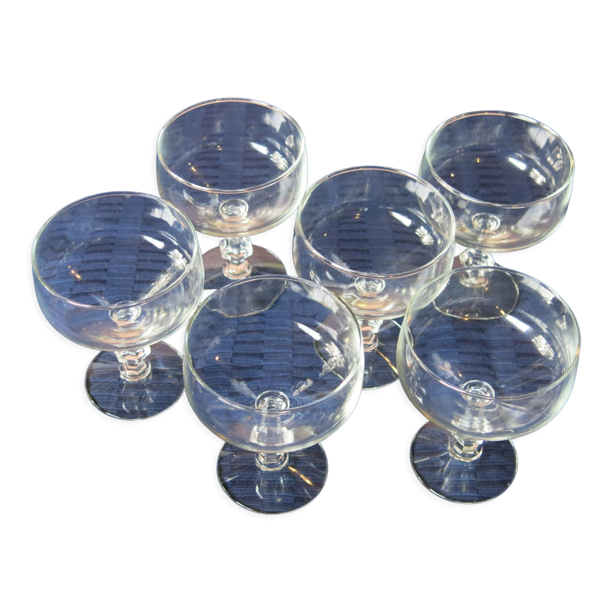 6 champagne or cocktail glasses in transparent glass in very good condition.