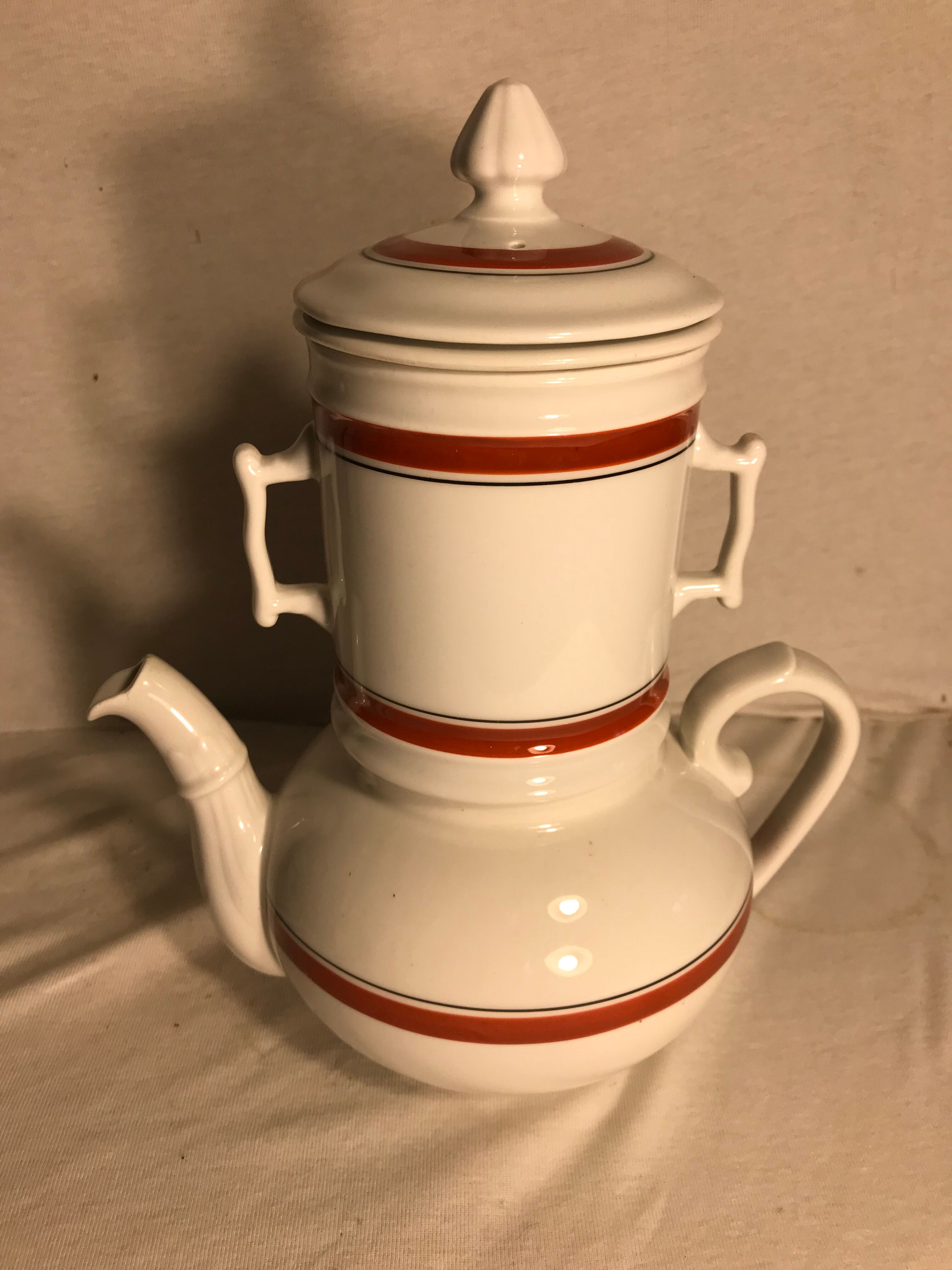 Teapot Pillivuyt and 4 vintage ceramic cups
