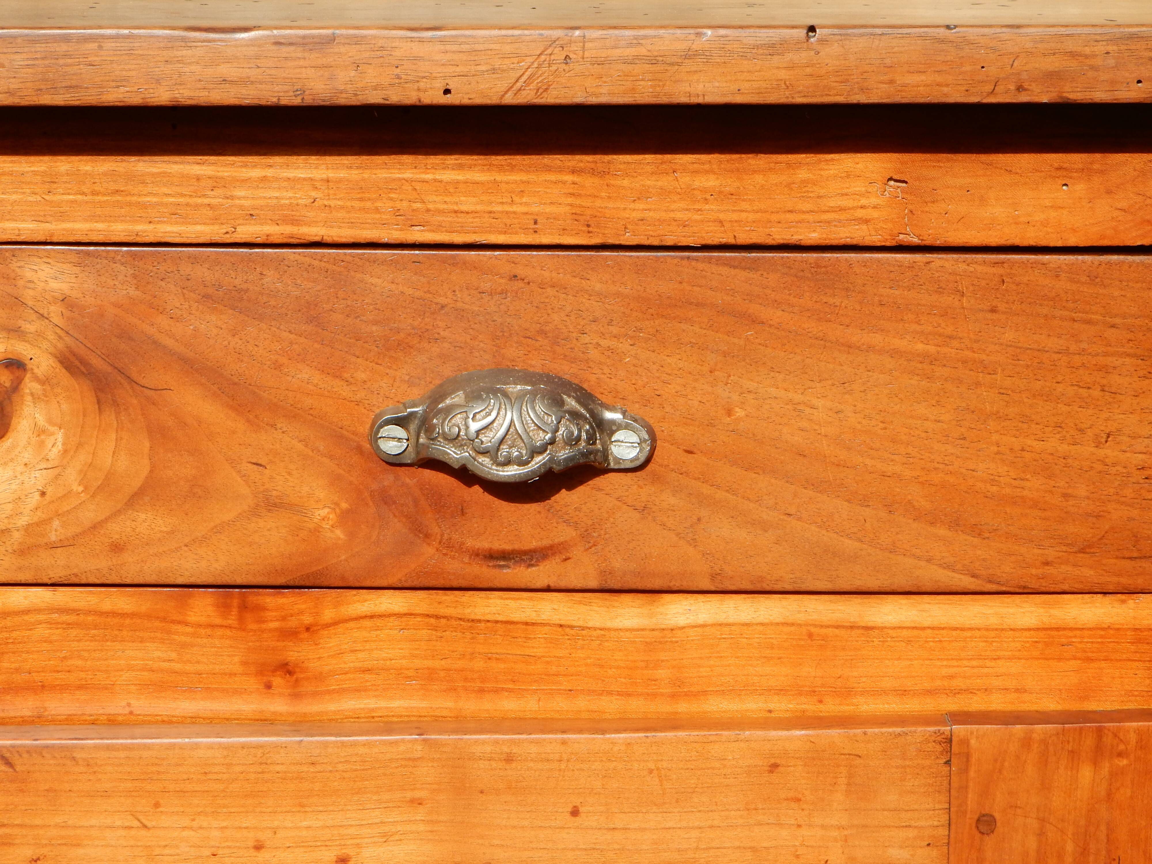 Ancien buffet de famille très élégant en noyer