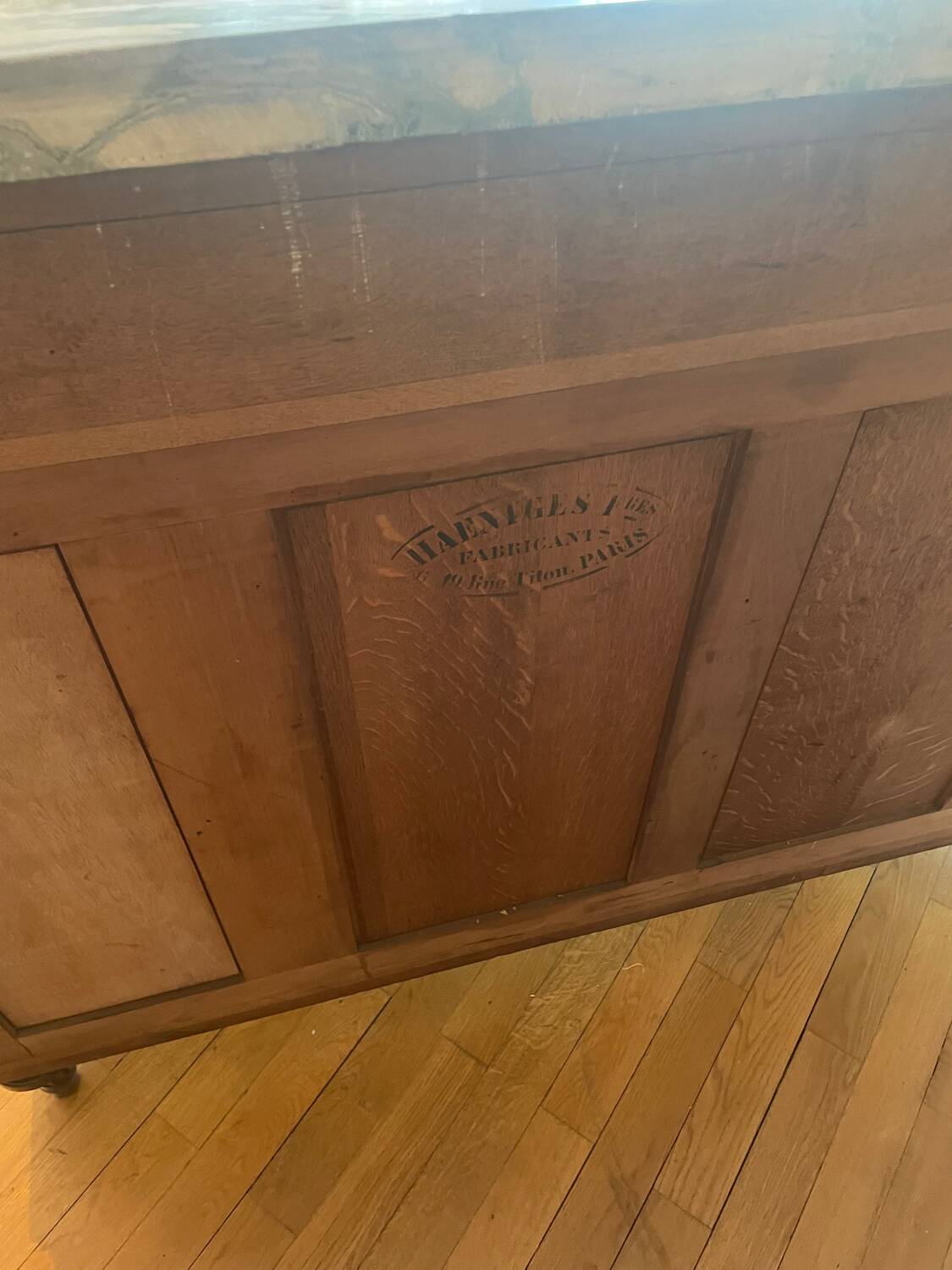 Meuble d’appui Louis XVI en bois précieux, marbre et vitrine – Haentgès Frè