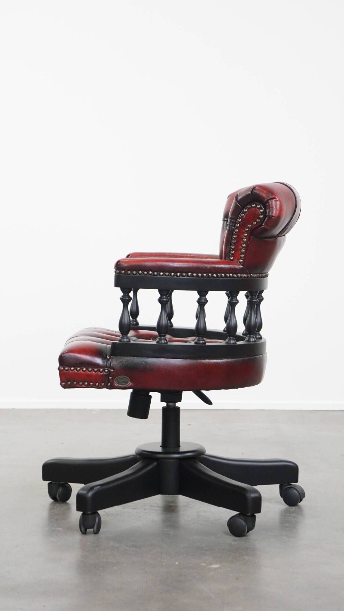 Chaise de bureau Chesterfield en cuir de vachette rouge/noir et bois