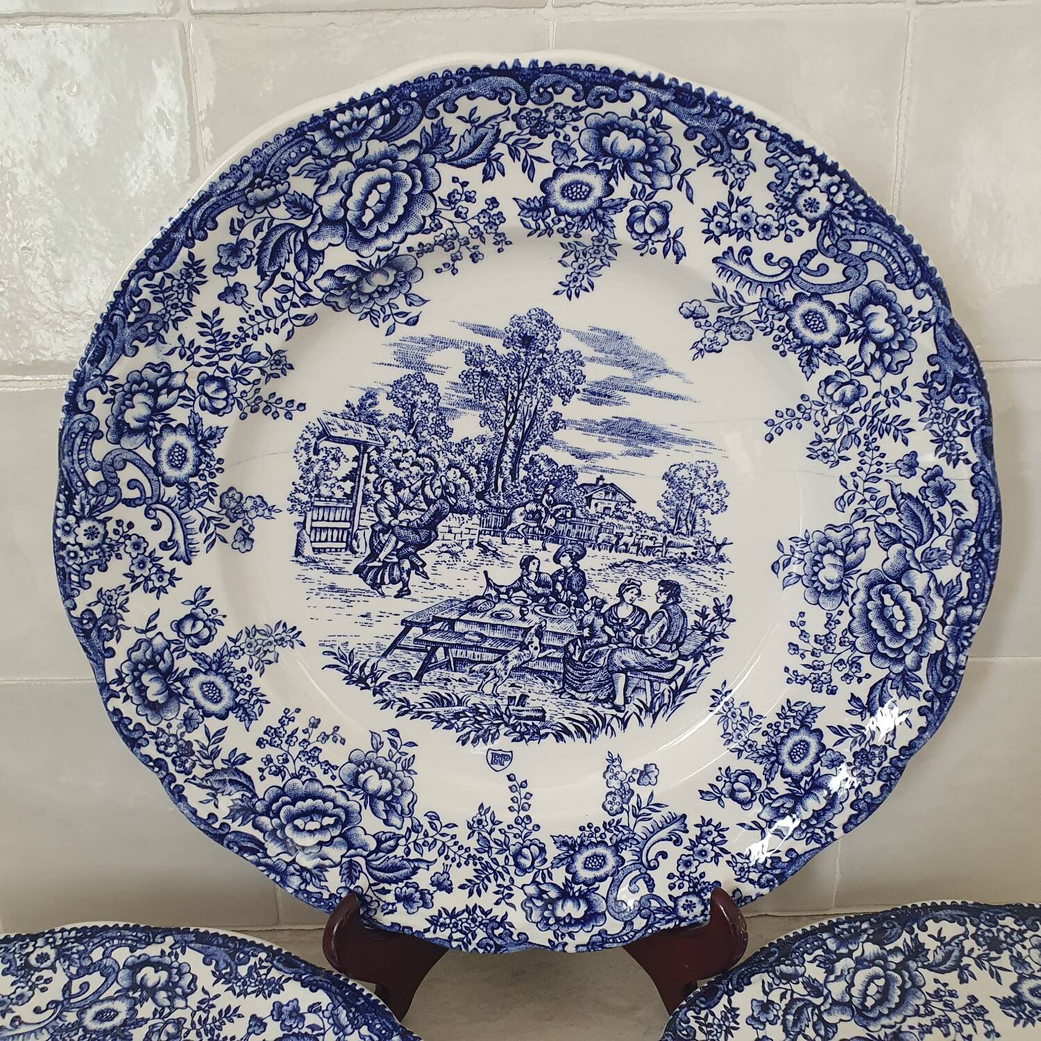 4 earthenware plates with floral and pastoral scene motif