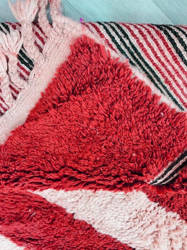 Modern Moroccan rug in red wool with geometric lines 150/250cm