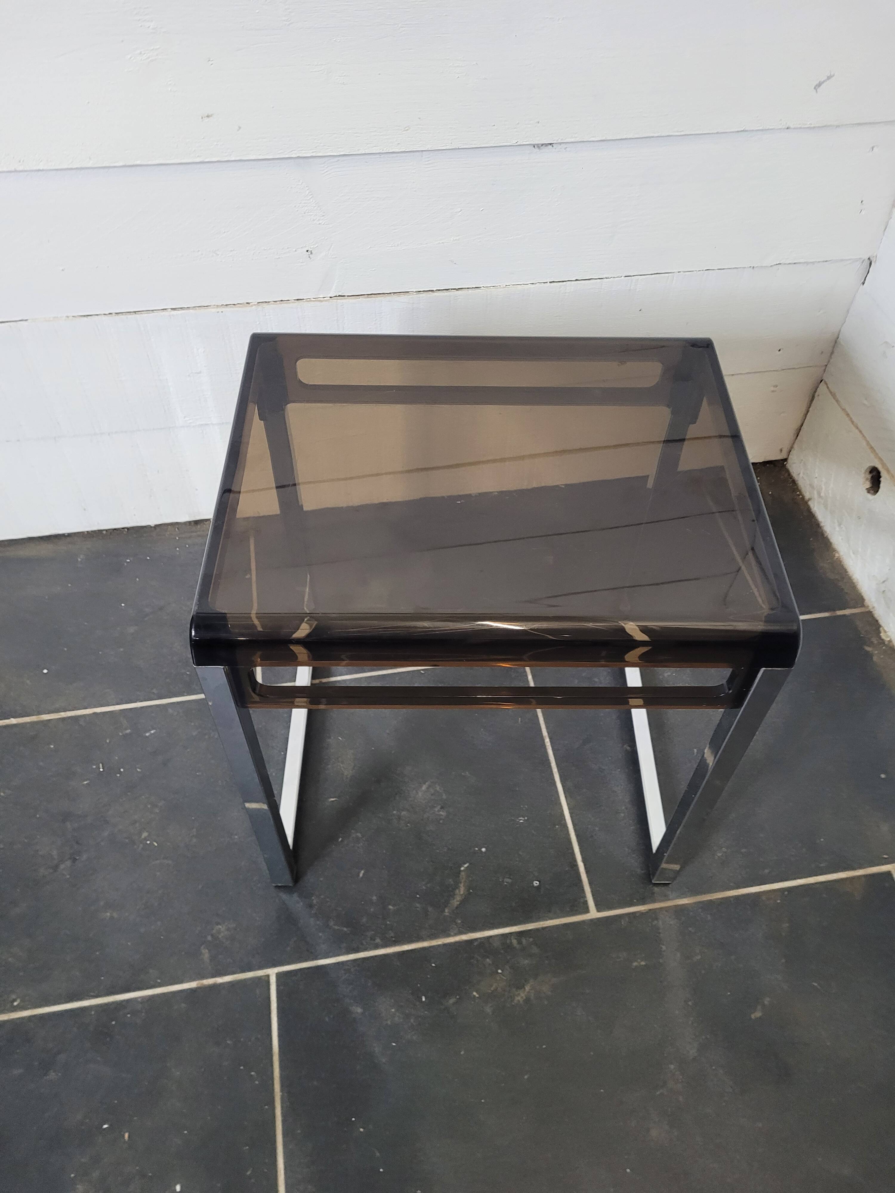End table with chrome foot and plexiglass top from the 70s