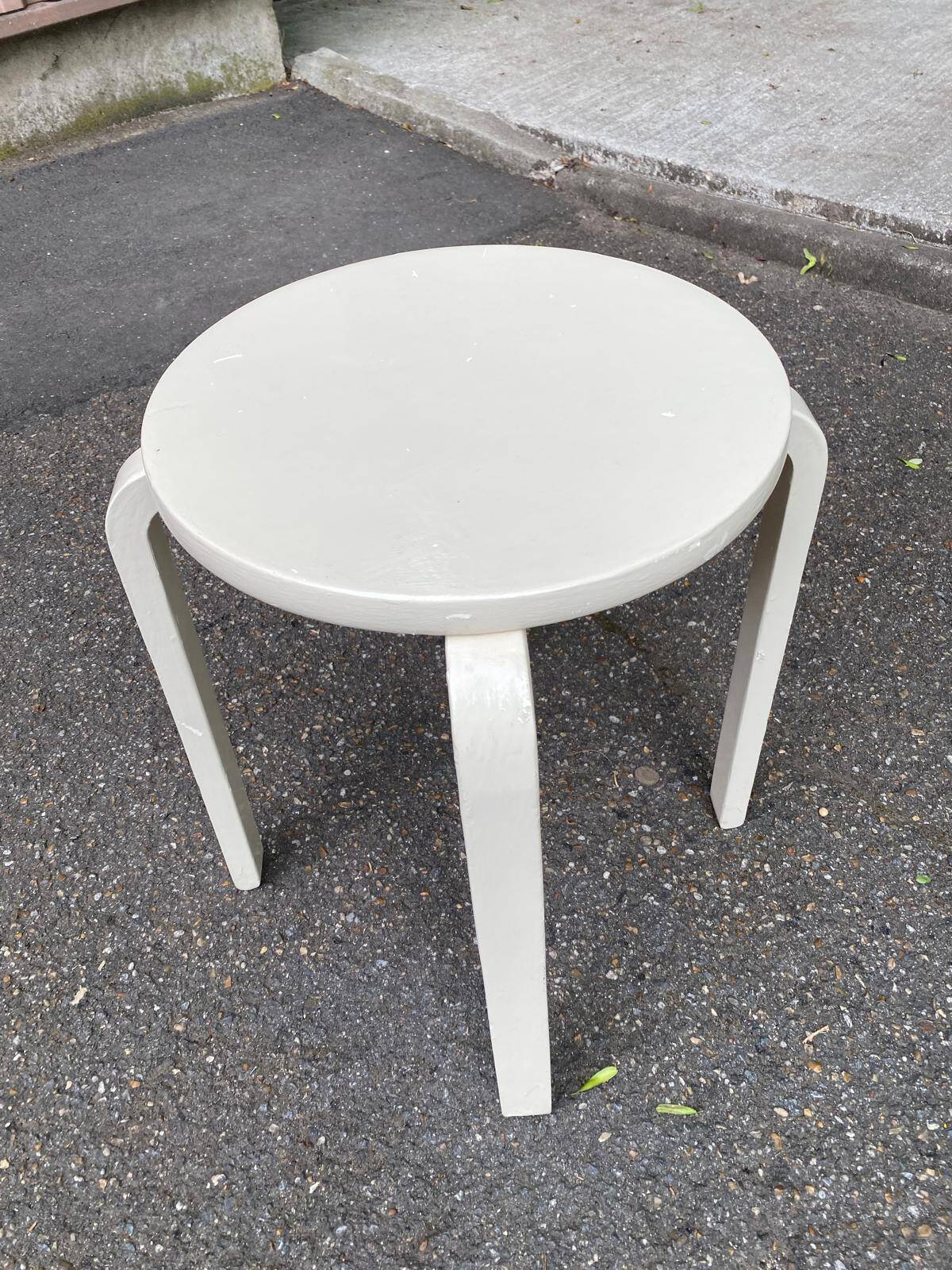 Tabouret en bois massif peint en beige