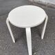 Tabouret en bois massif peint en beige