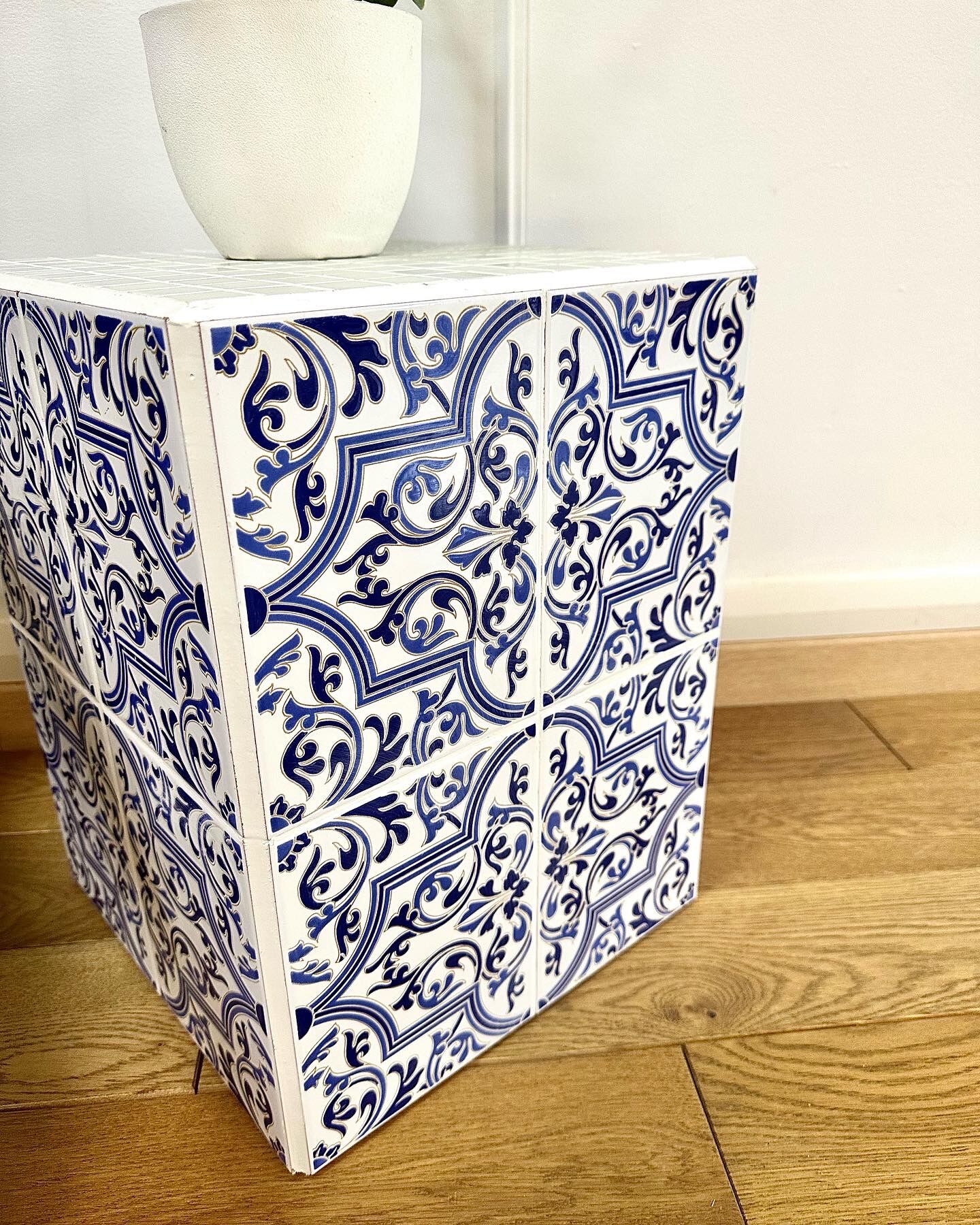 Earthenware plant holder