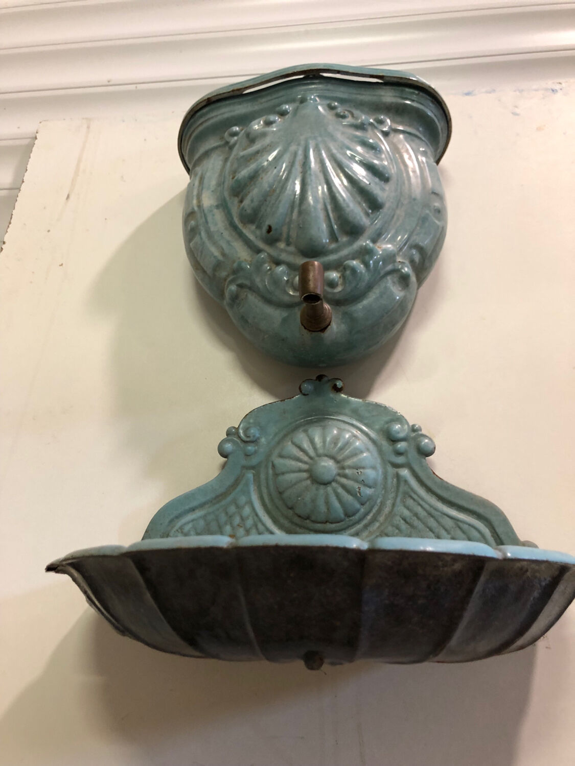 Enamelled cast iron fountain