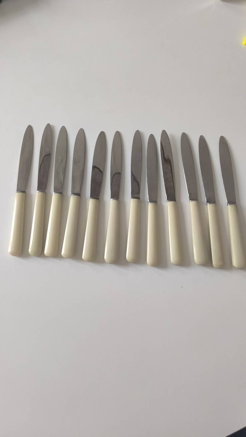 Set of 12 Bakelite knives