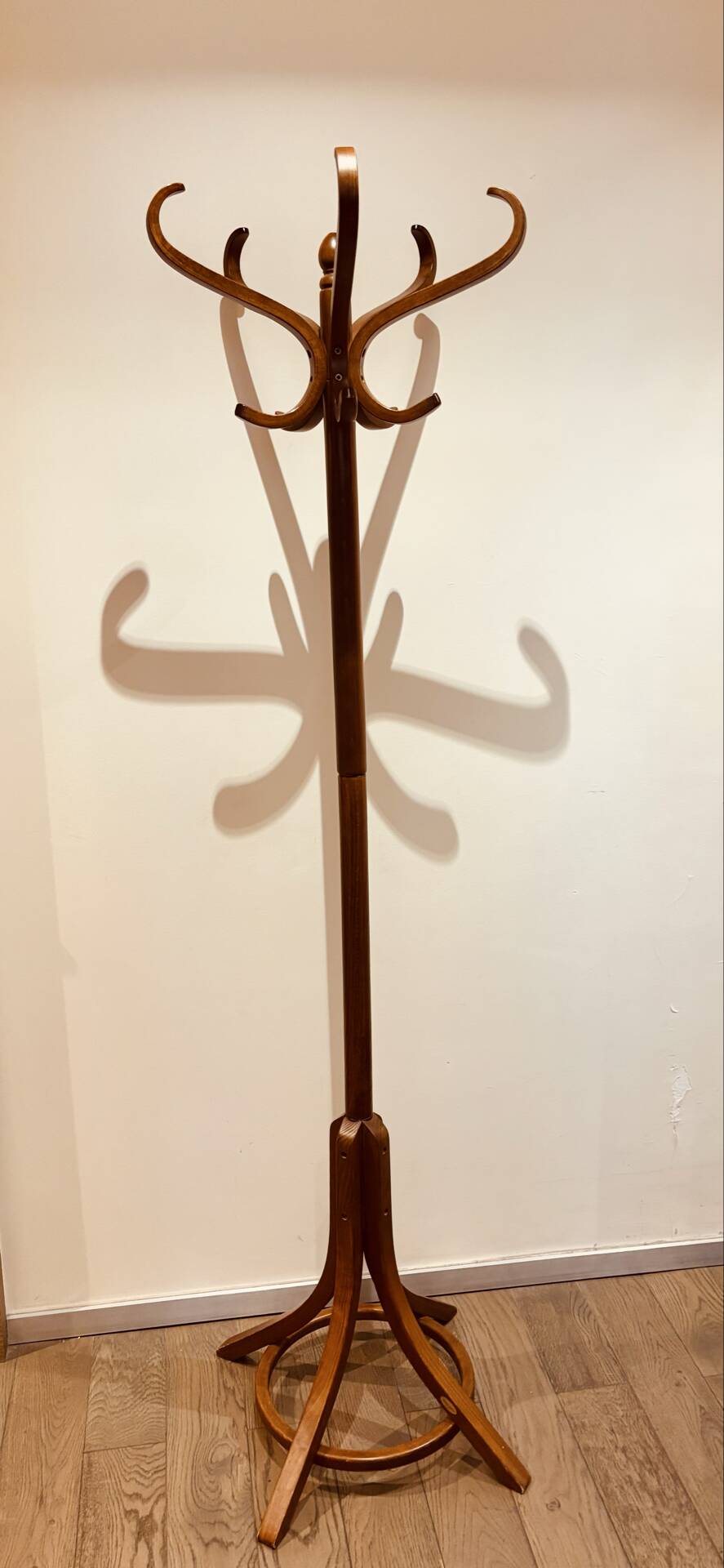 Baumann parrot coat rack