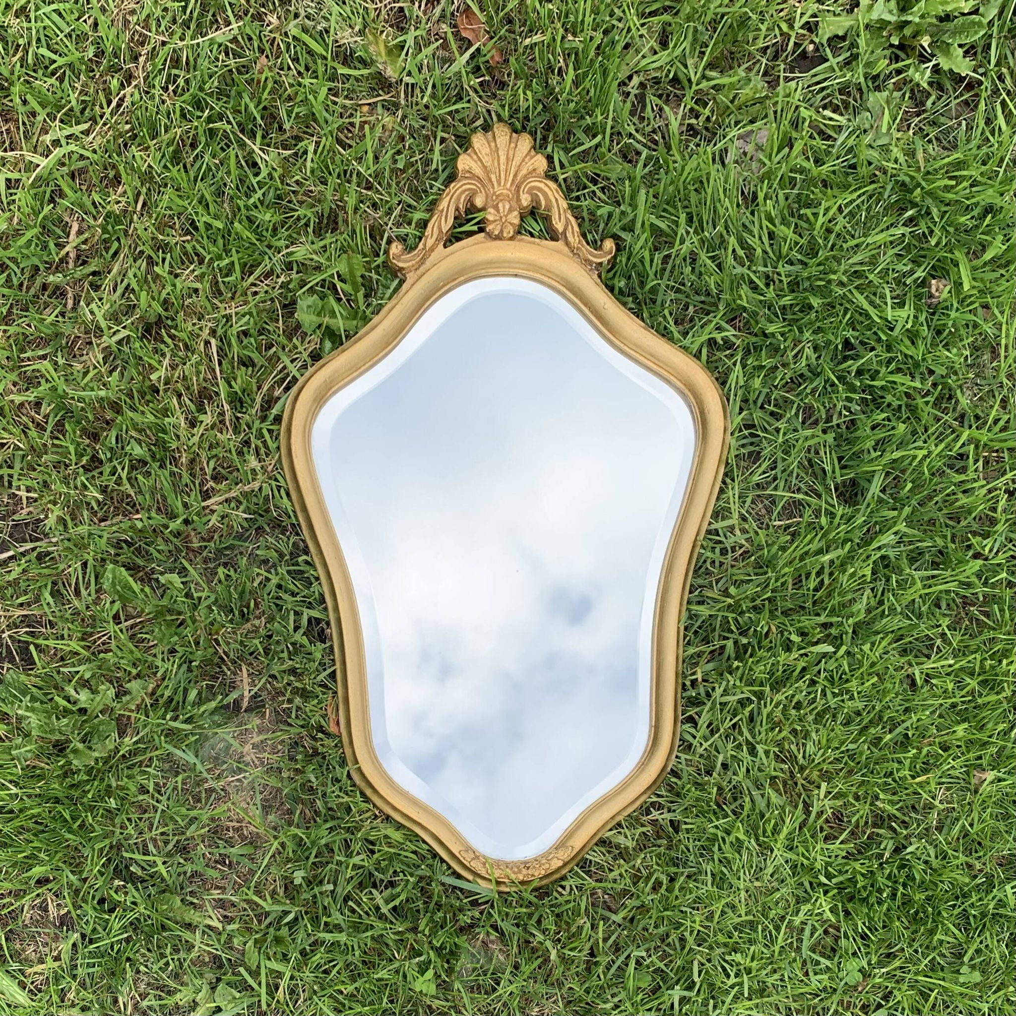 Ancien miroir mural biseauté en bois massif doré
