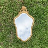Ancien miroir mural biseauté en bois massif doré