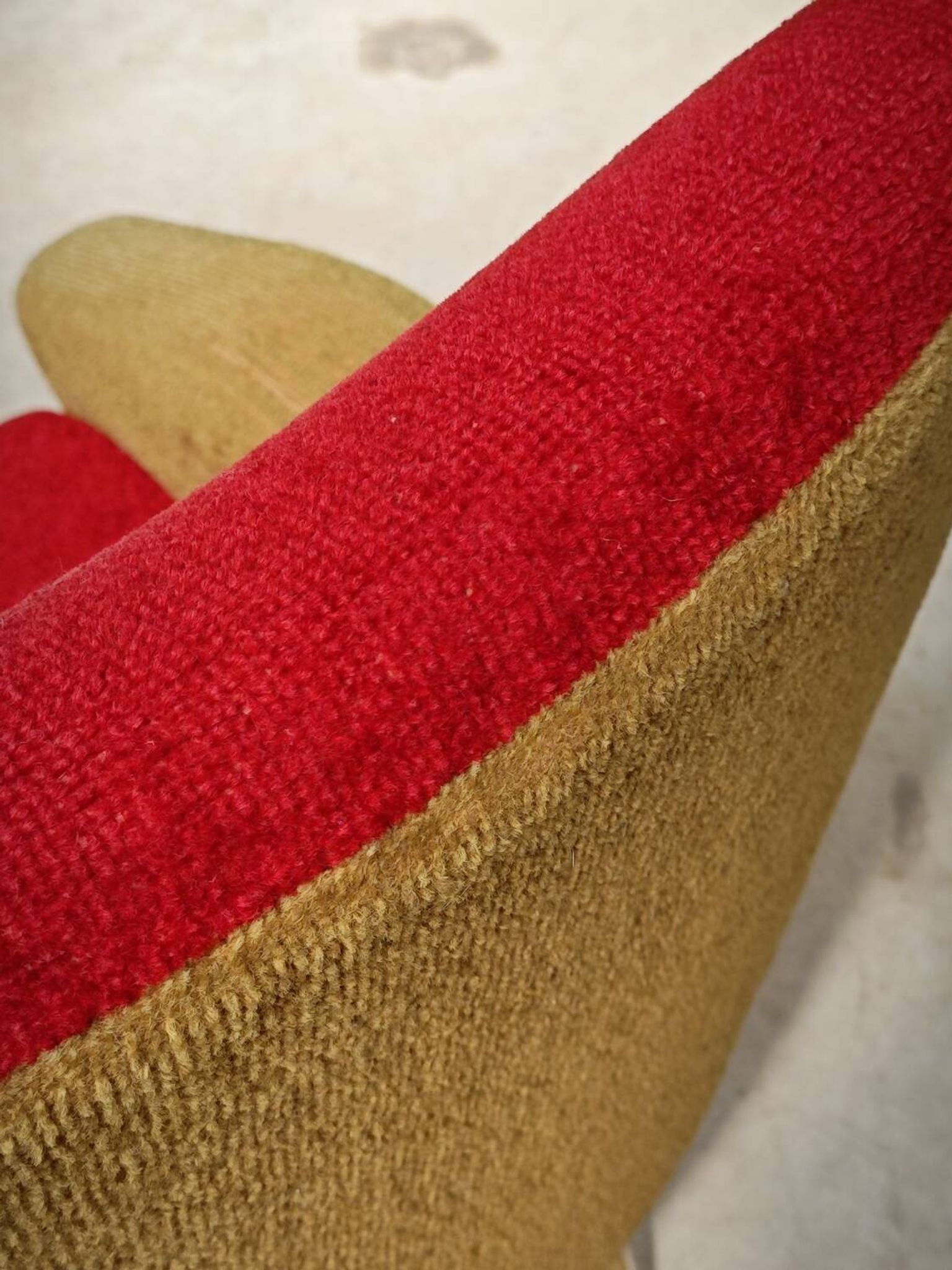 Fauteuil tissu rouge et jaune moutarde style bouclette 1970