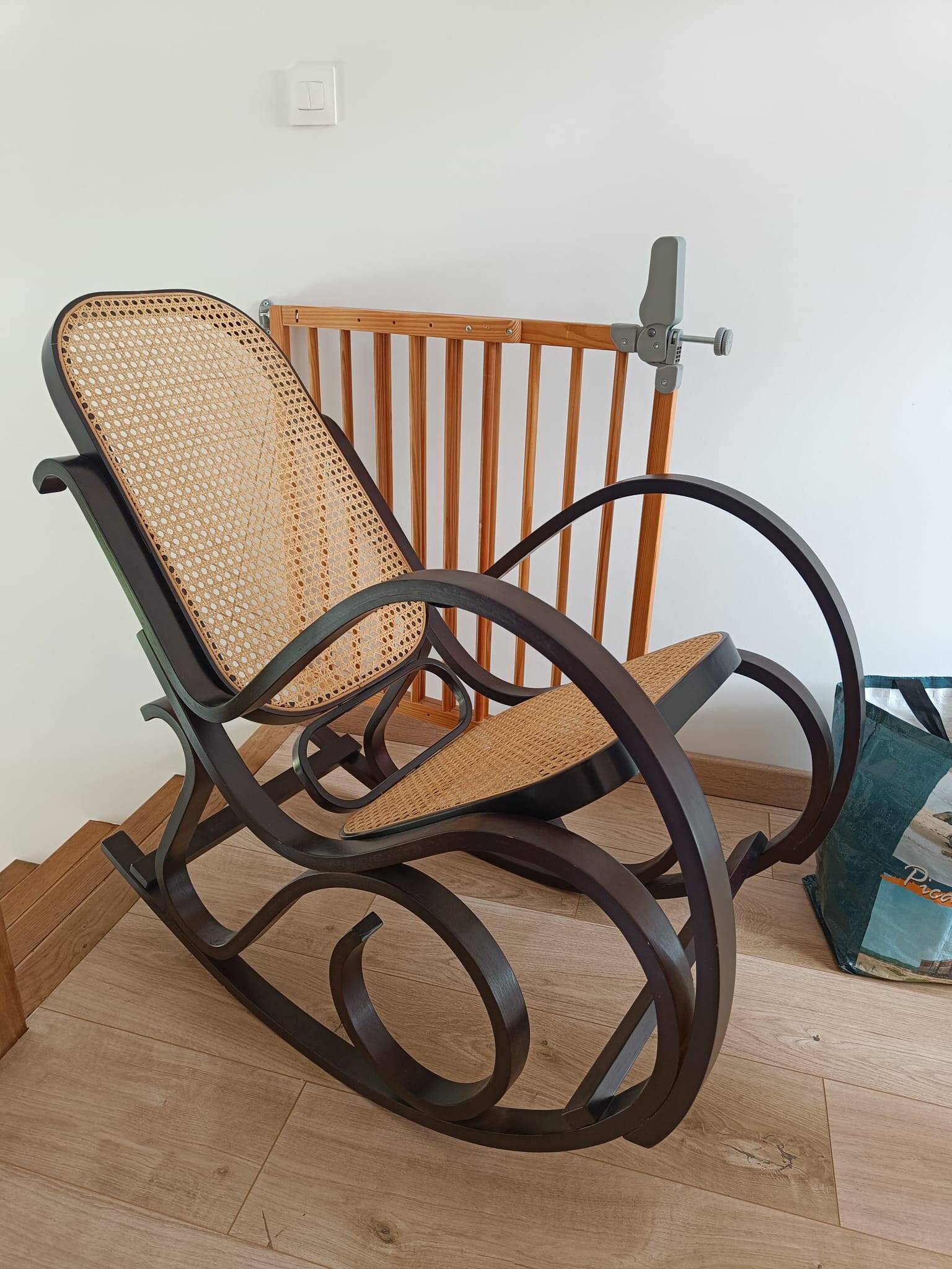 Rocking-chair en bois et cannage