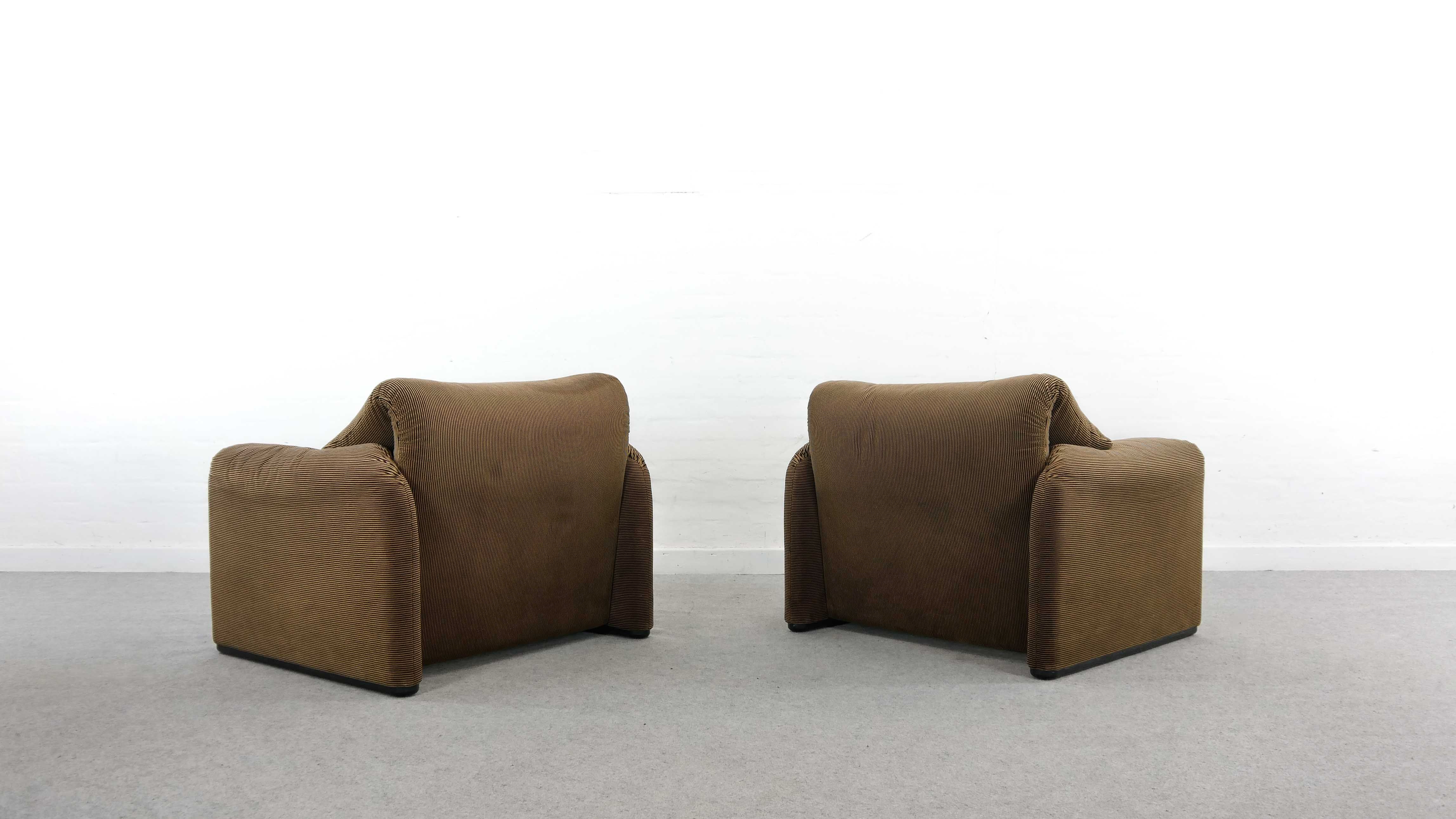 Pair of Maralunga Lounge Chairs by Vico Magistretti for Cassina, Italy