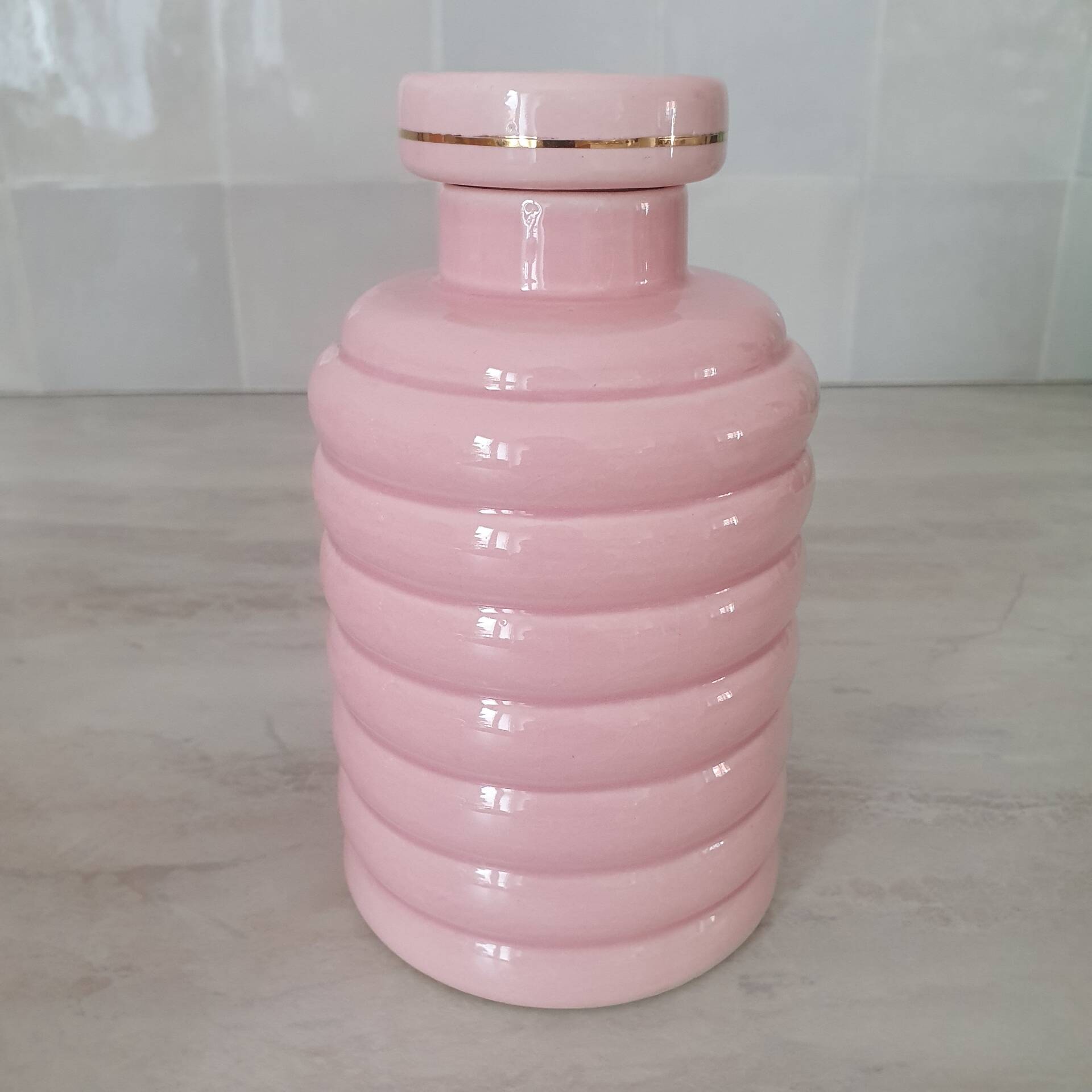 Set of pink and gold ceramic bathroom accessories