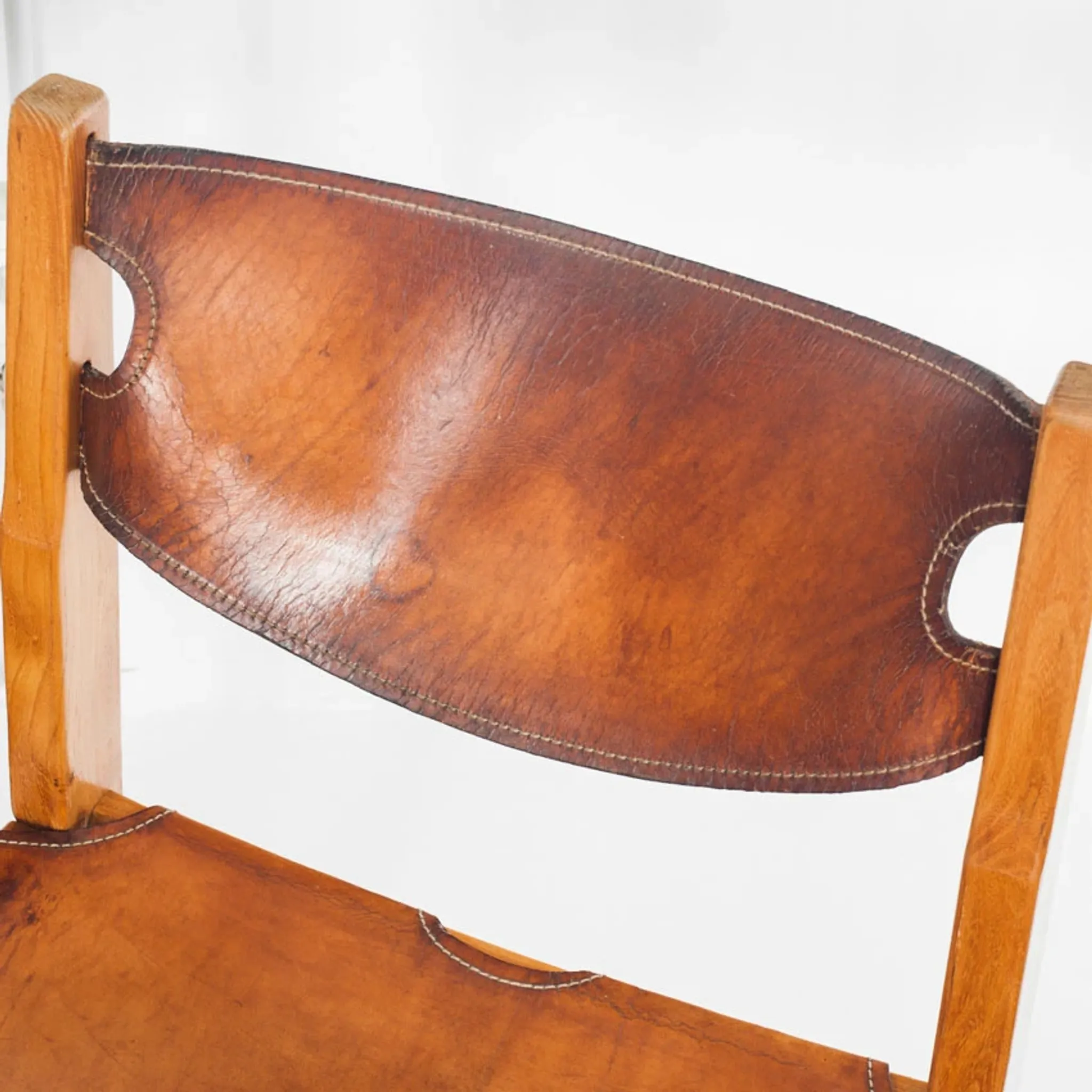 Ensemble de quatre chaises vintage. Bois d'orme et cuir. Maison Regain 70s