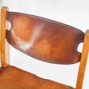 Ensemble de quatre chaises vintage. Bois d'orme et cuir. Maison Regain 70s