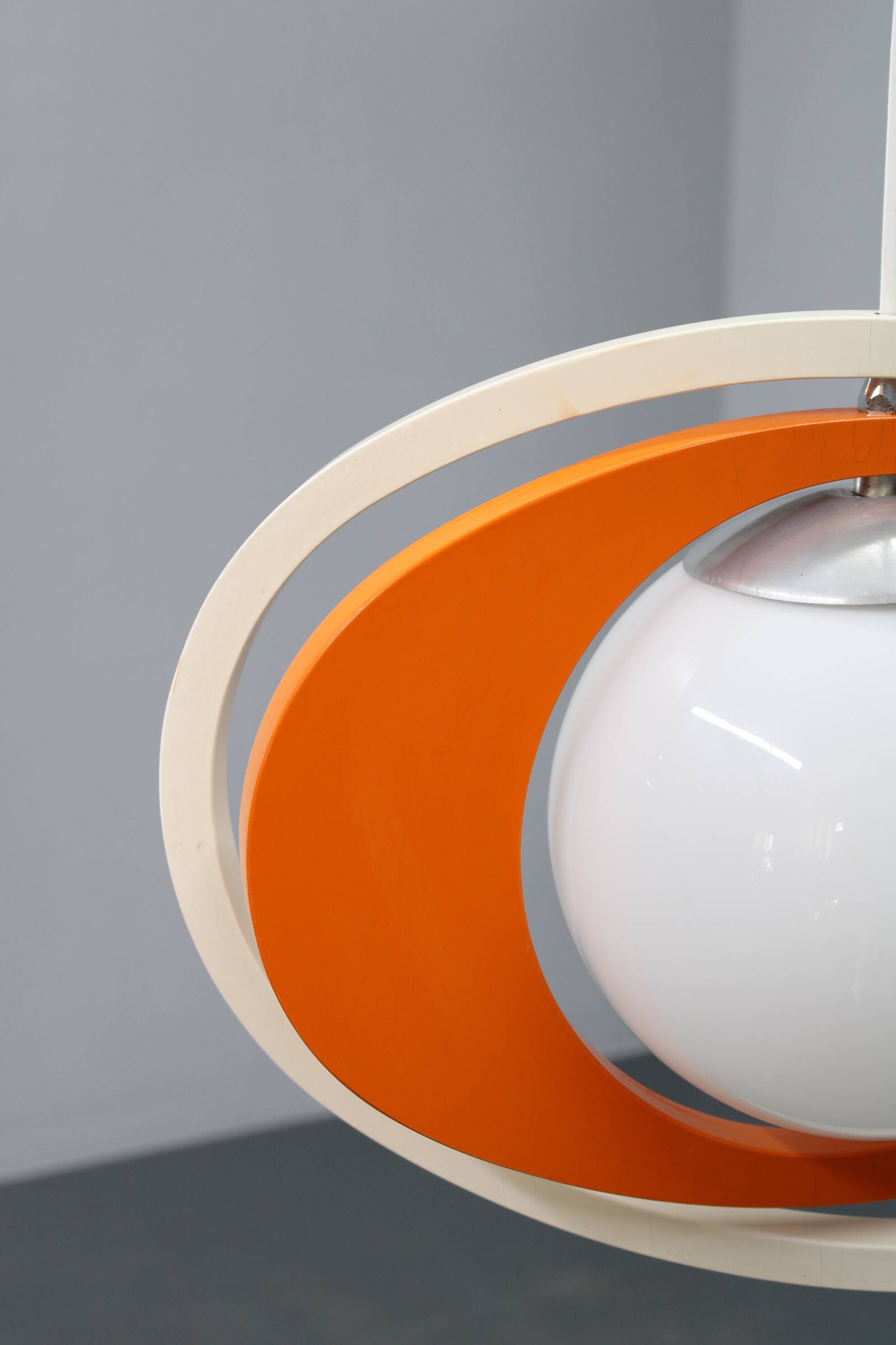 Suspension italienne orange et blanche des années 1970 — Sculpture moderne de l'ère spatiale