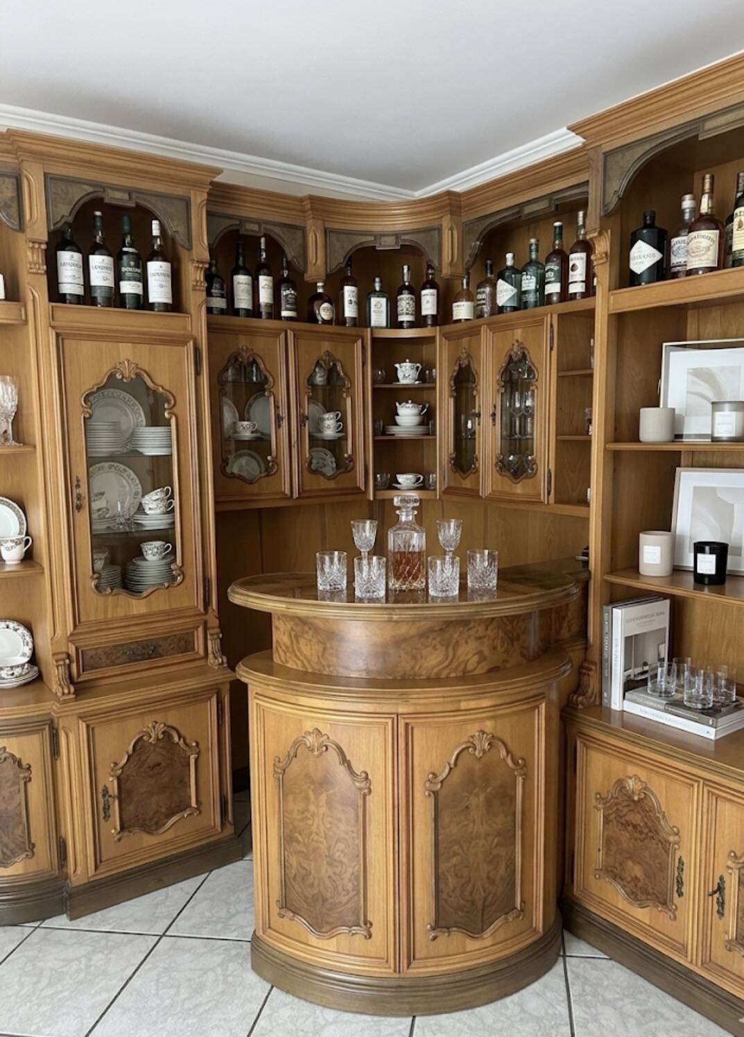 Exceptionnel Meuble Bar d'Angle Artisanal en Bois Noble – Pièce Unique