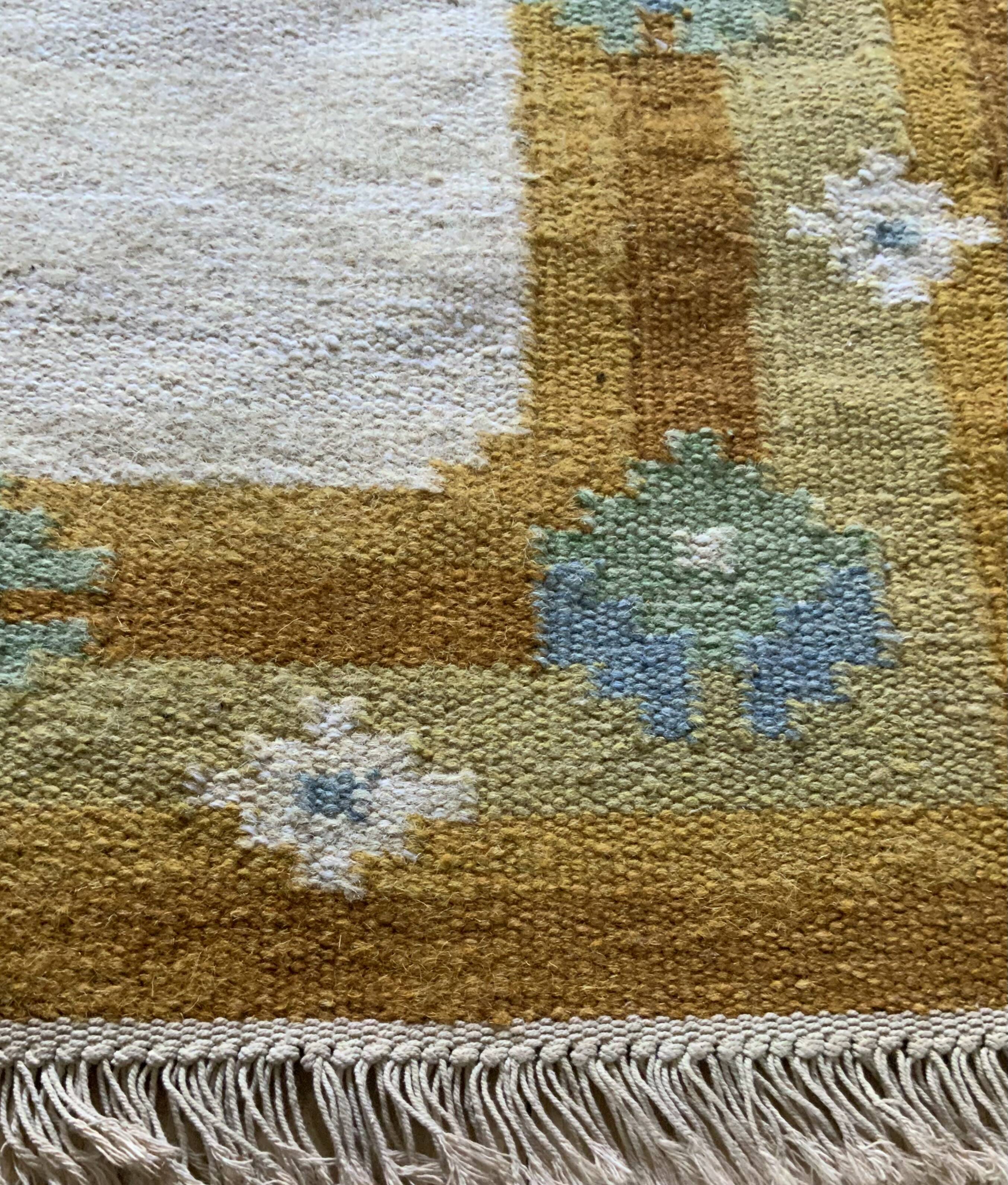 Tapis en laine suédoise tissé à plat Kilim Rölakan signé Ae années 1960