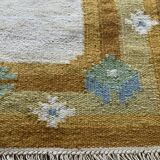 Tapis en laine suédoise tissé à plat Kilim Rölakan signé Ae années 1960