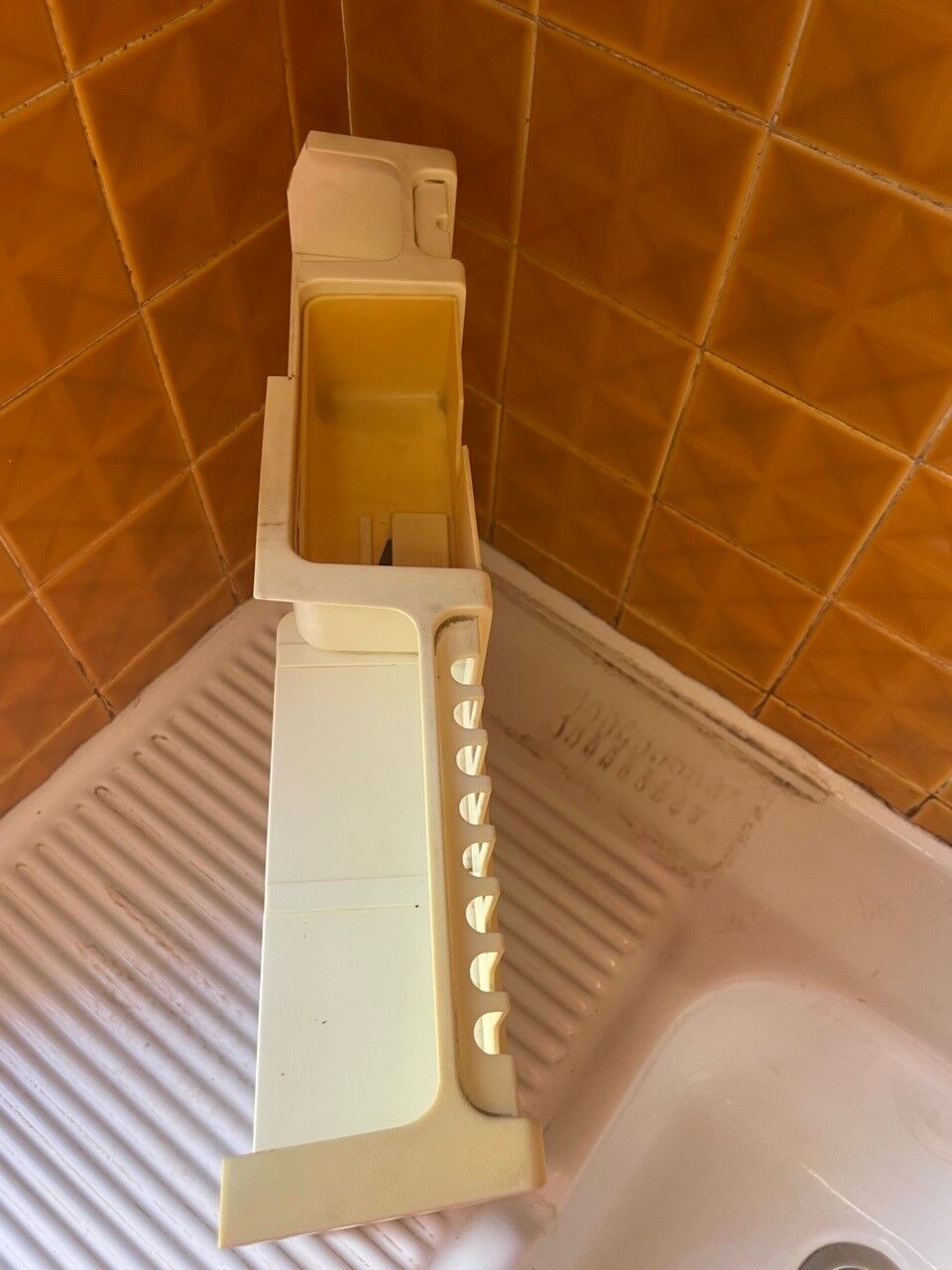 Servant wall kitchen door sopalin paper towel and food film and aluminum kitchen