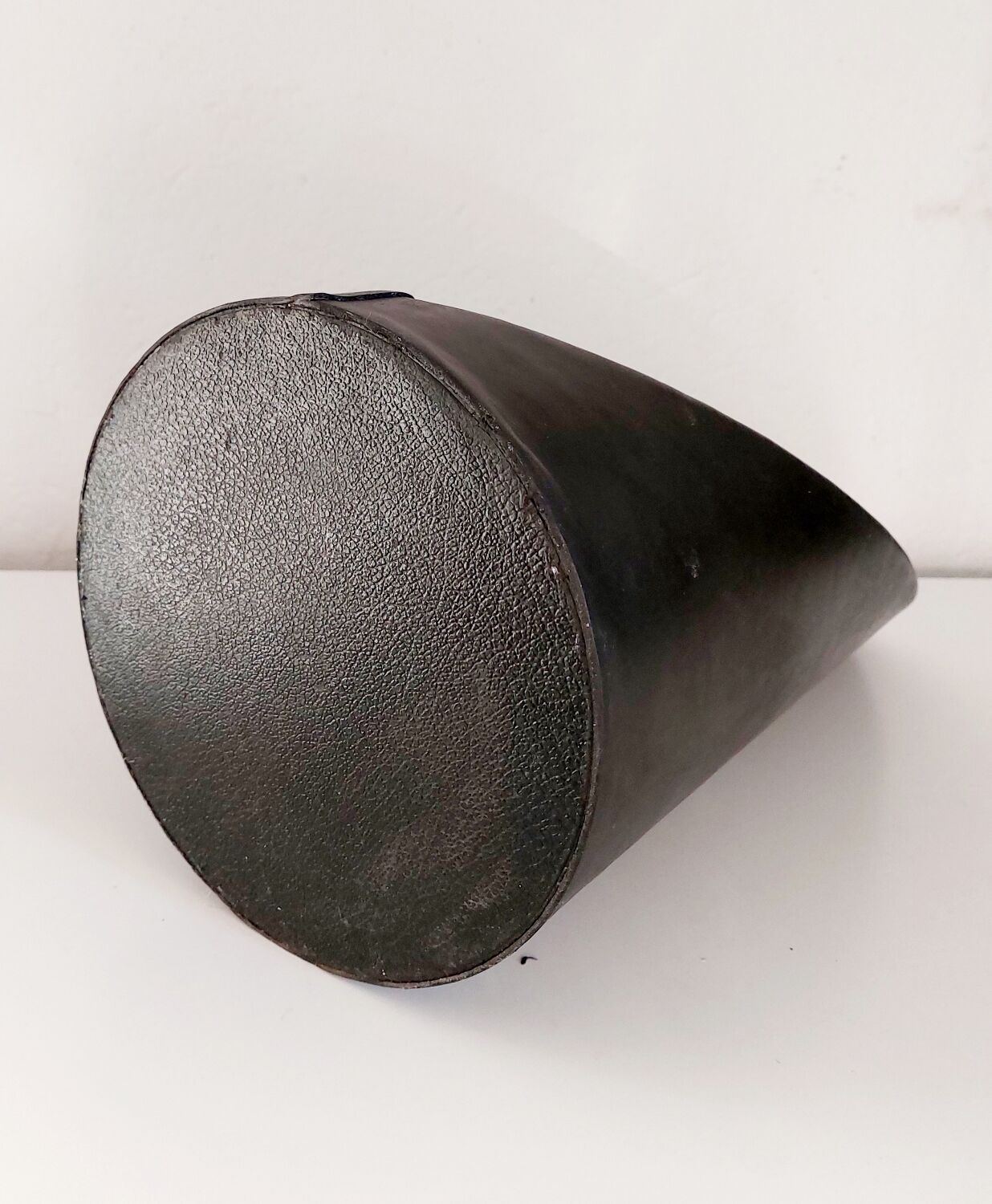 Lipstick leather table mirror