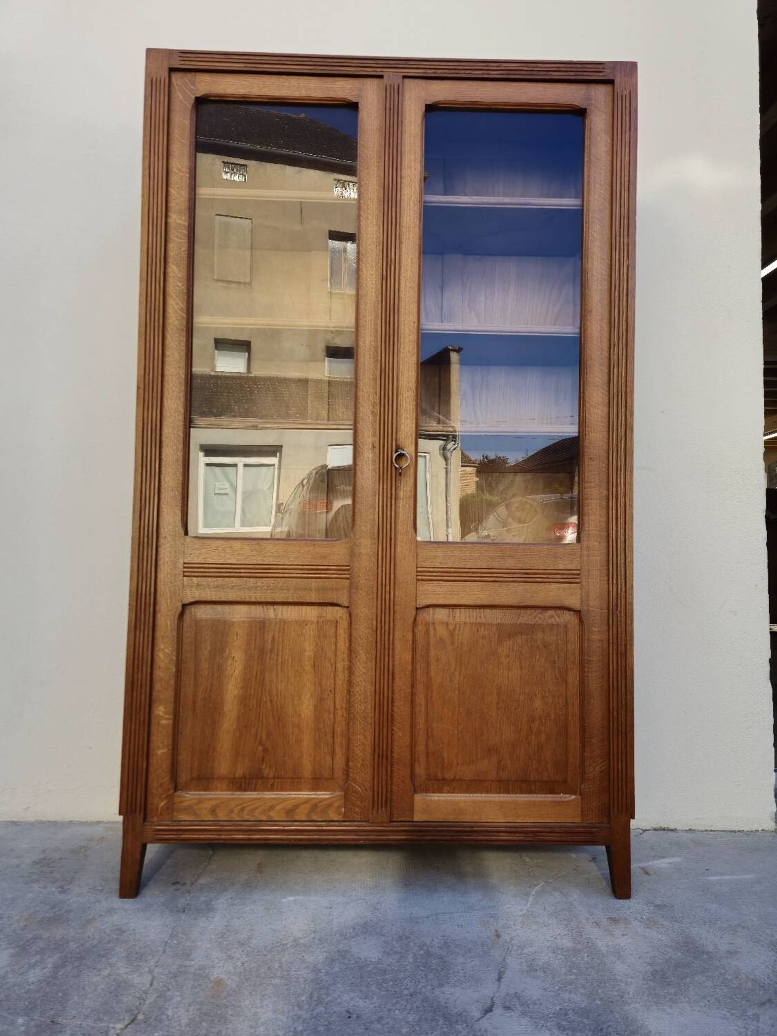 Vitrine parisienne d'école en chêne, 1950