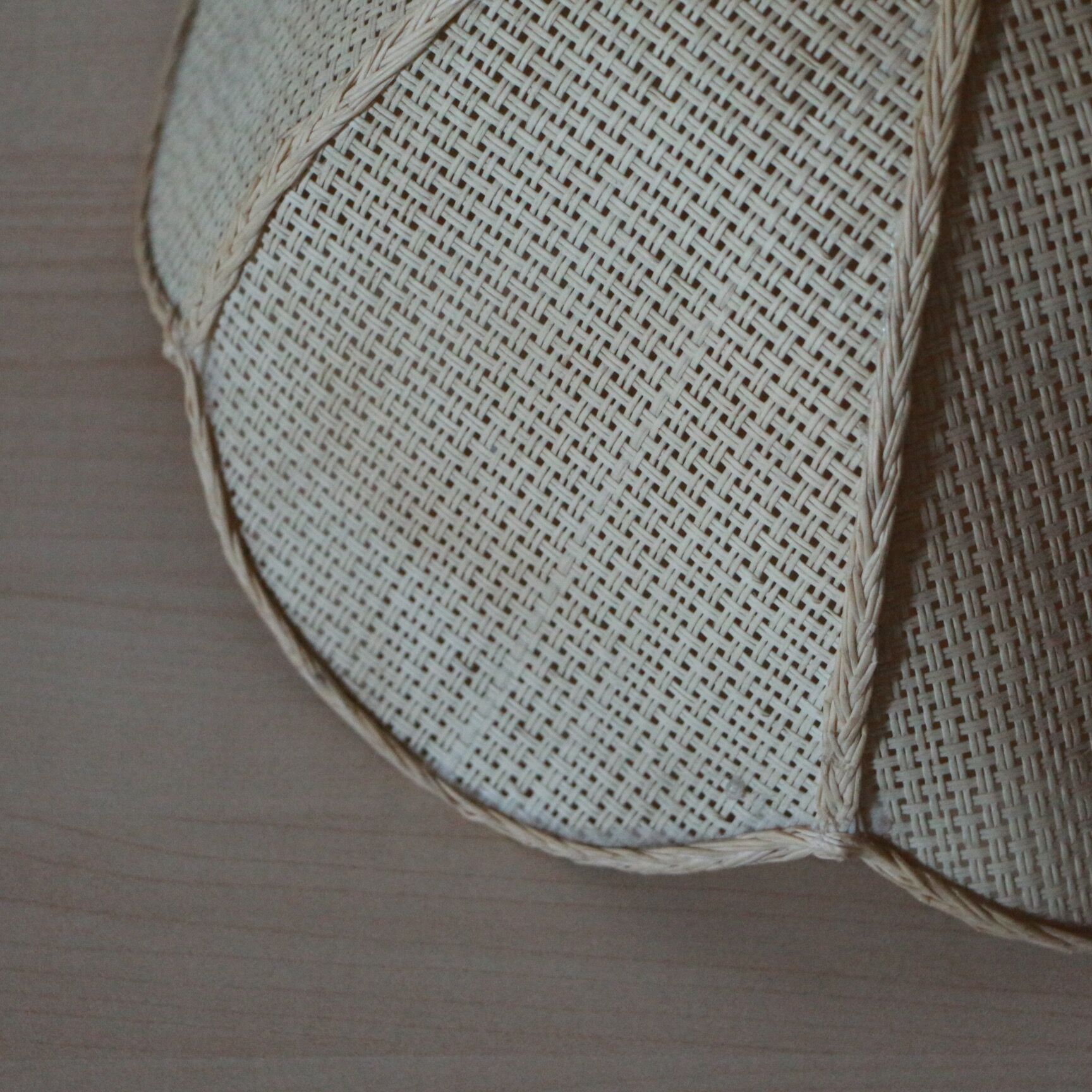 Flower suspension in natural fiber