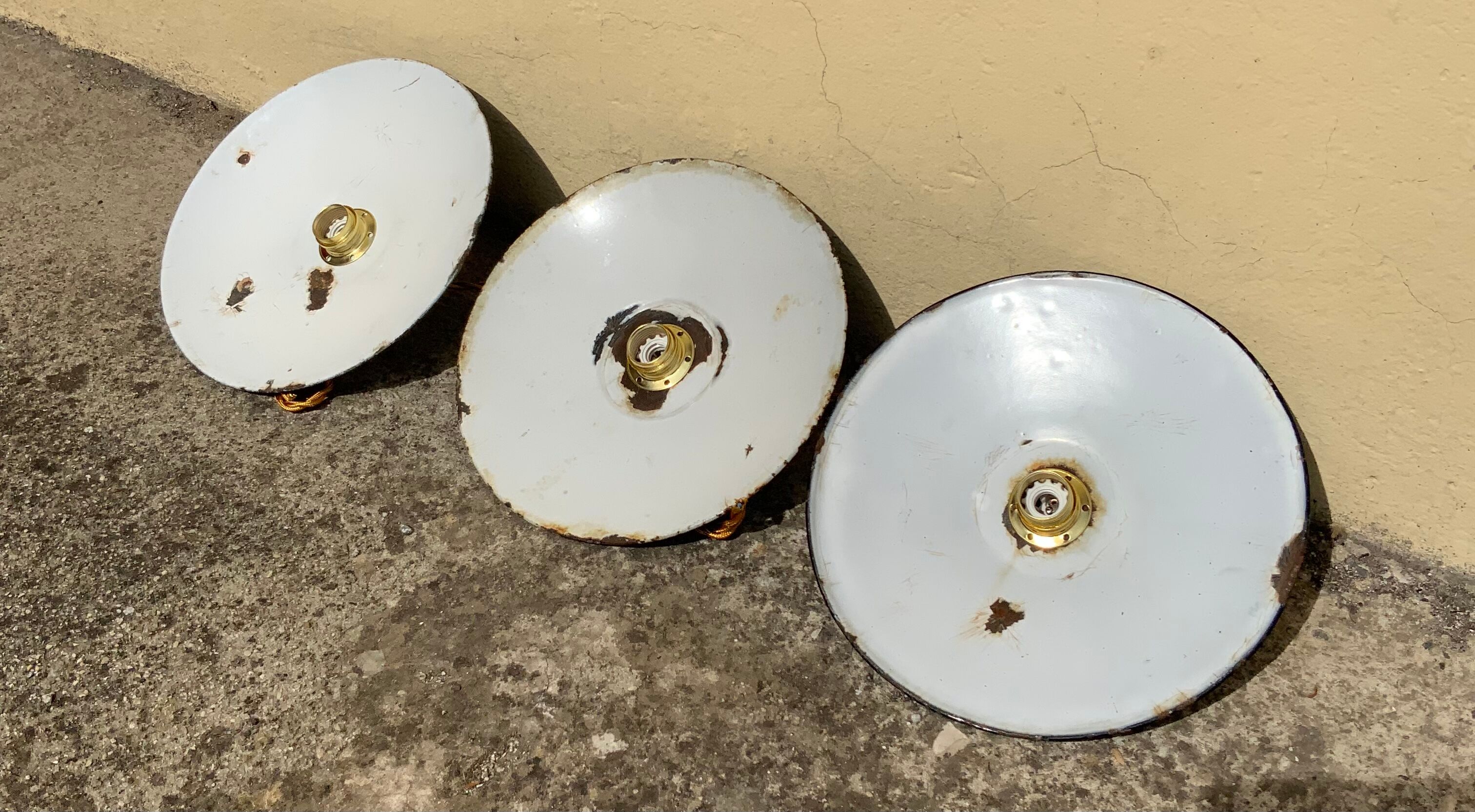 Three Suspensions enamelled sheet green and white golden threads brass socket