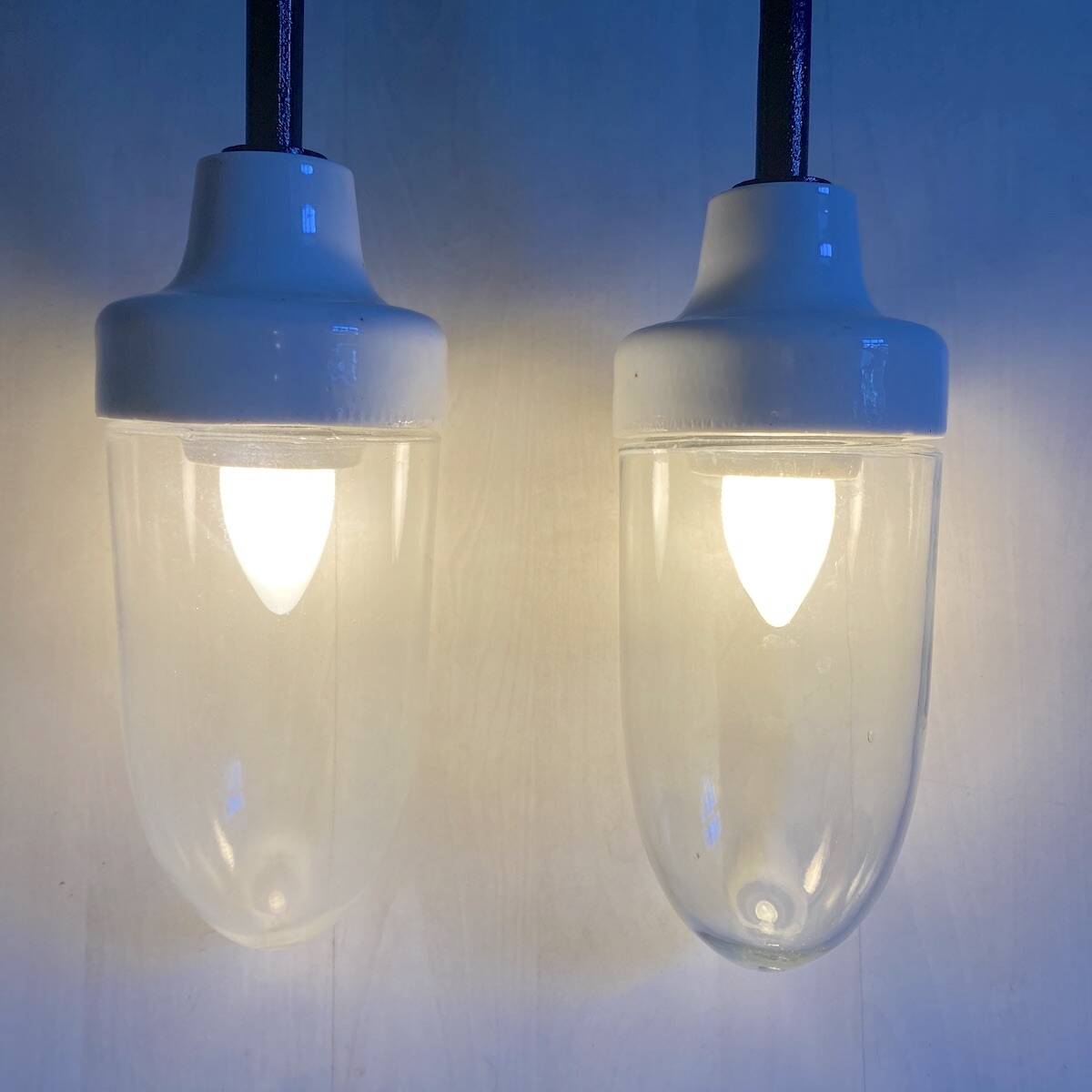 Pair of Art Deco wall lights in cast iron, glass and ceramic from the 1930s.