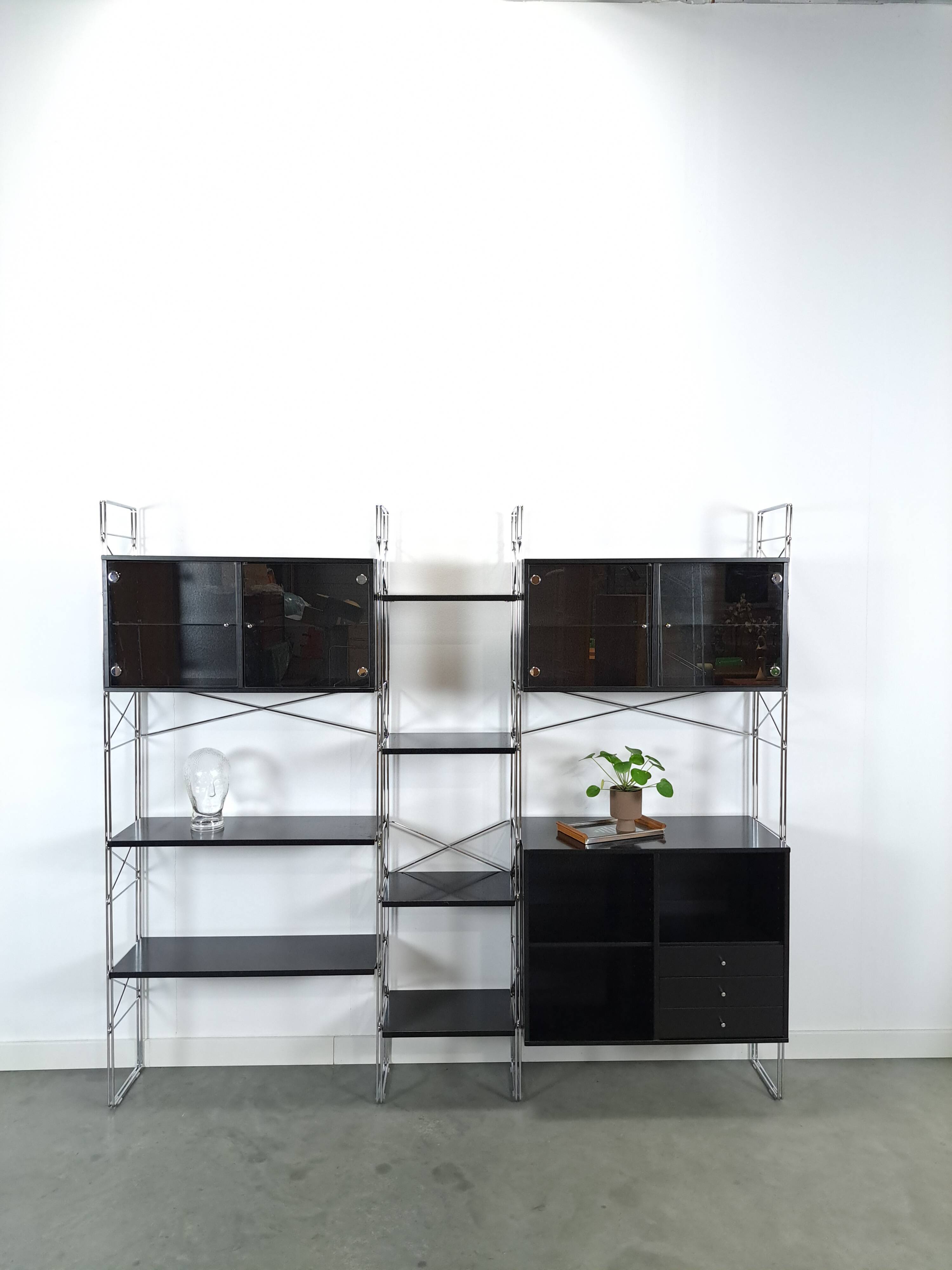 Deens design Denka modulaire kast met chromen houders en planken