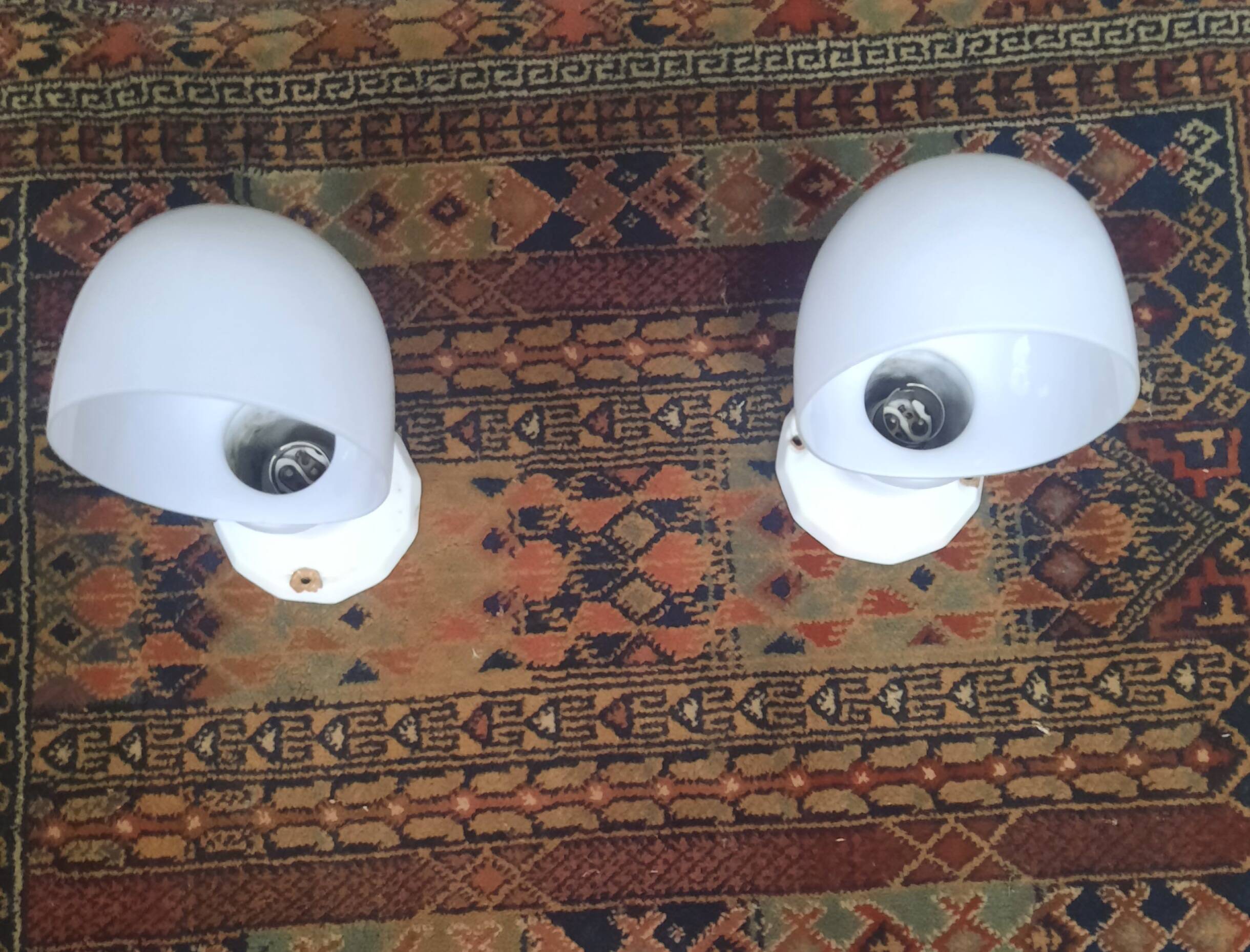 Pair of wall lights from the 1950s in porcelain.