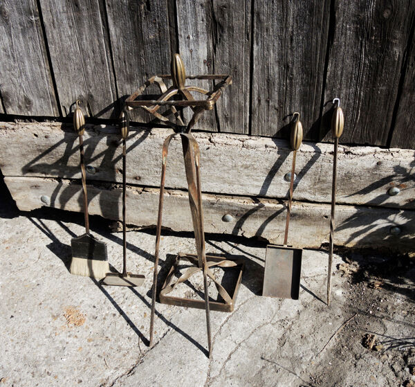 Ancien ensemble de cheminée en fer forgé (9 pièces)