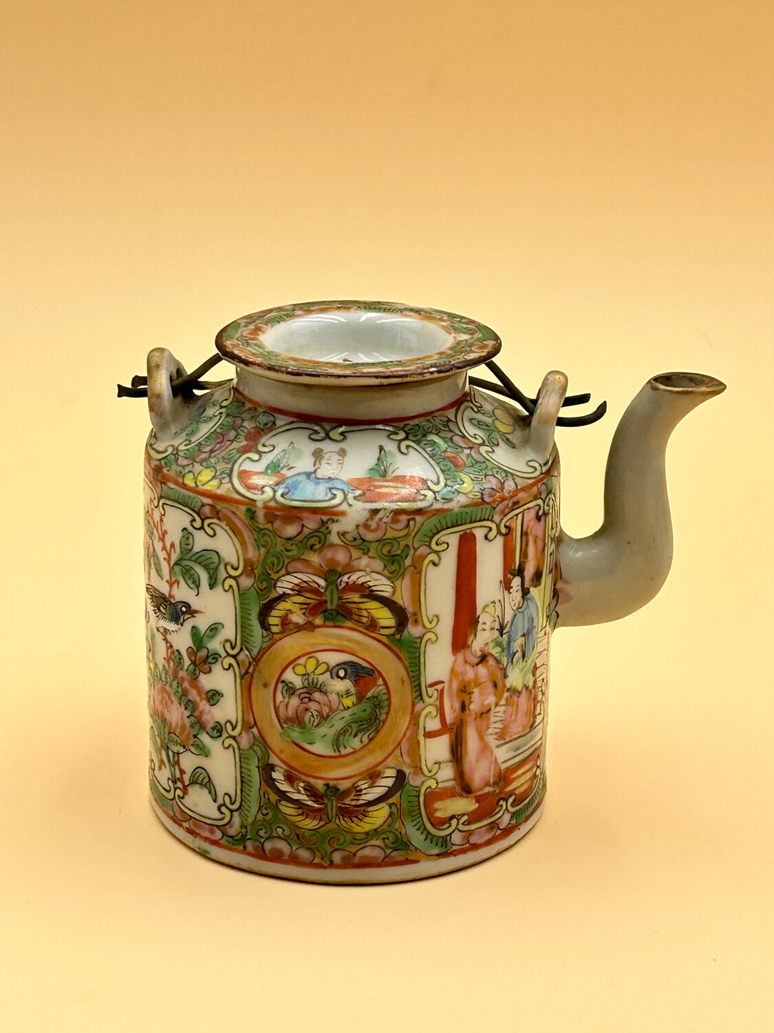 Porcelain teapot from China Canton XIX°