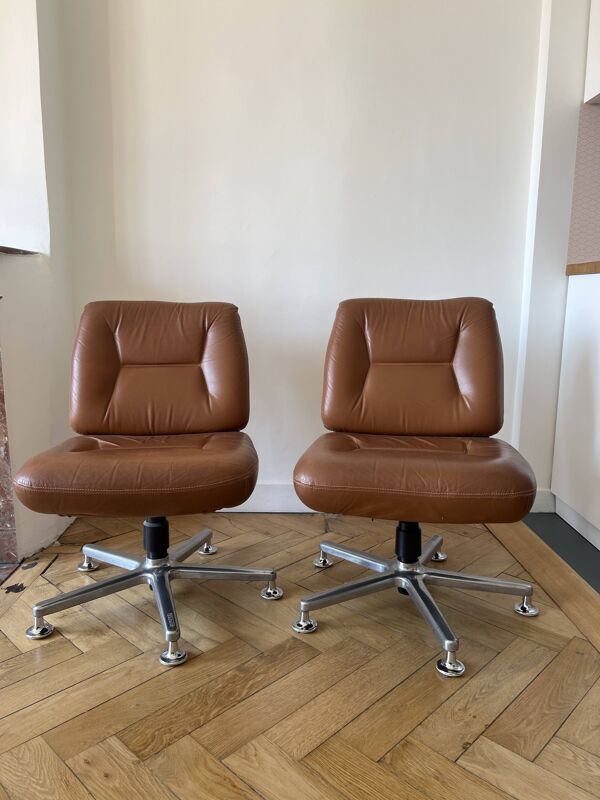 Paire de fauteuils pivotants couleur cognac