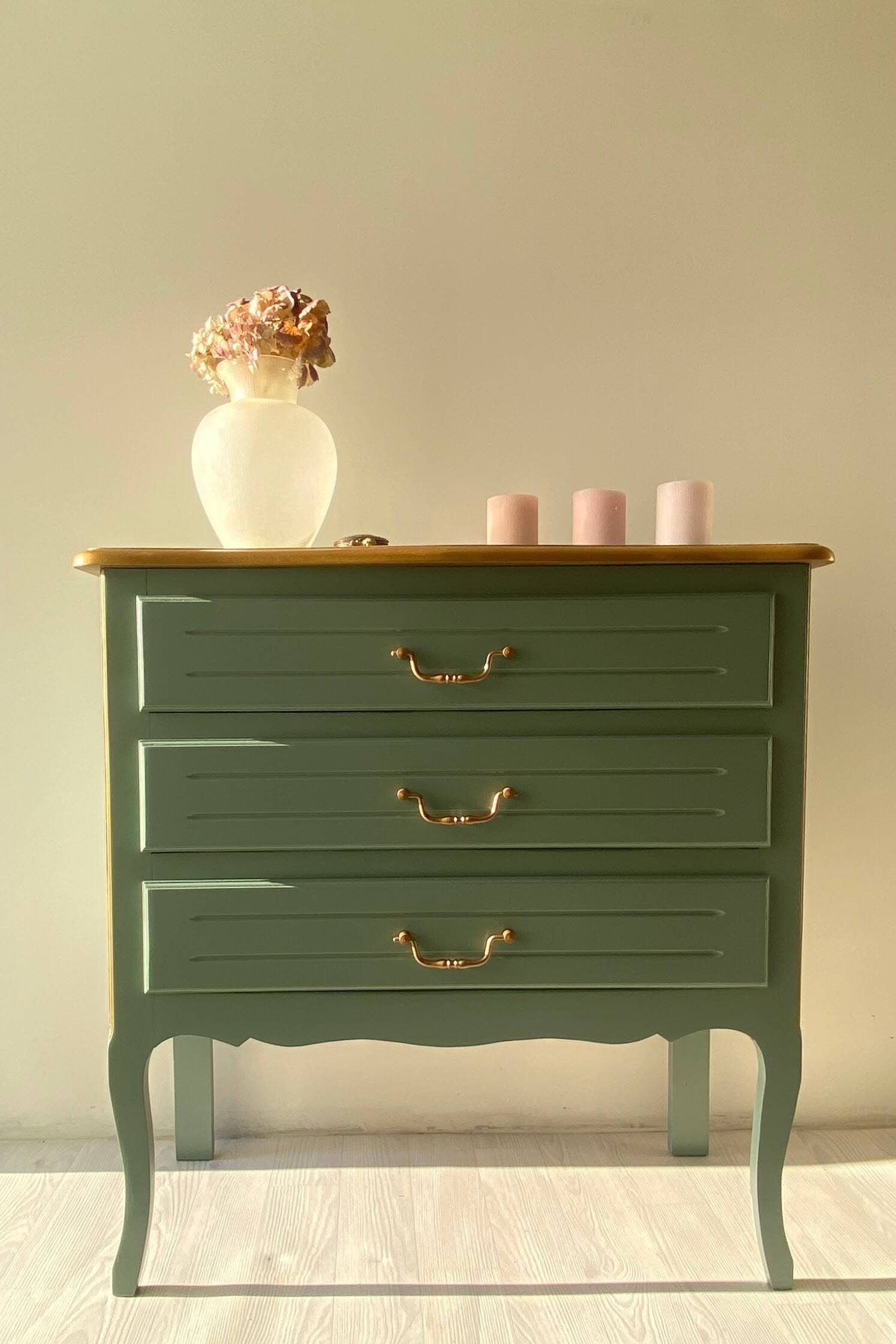 Refurbished vintage chest of drawers - Deep green with gold details