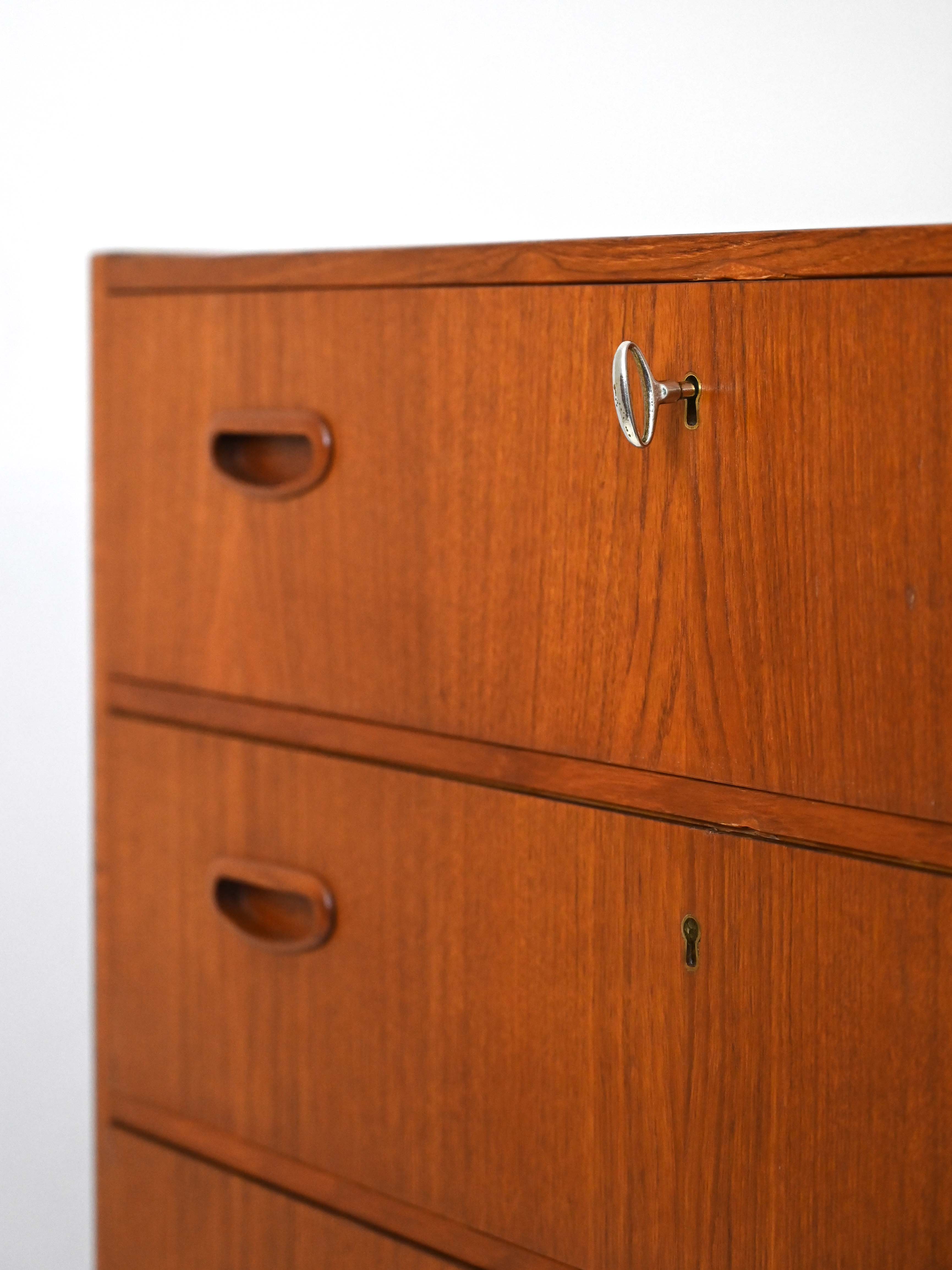 Modern antique chest of drawers with four drawers