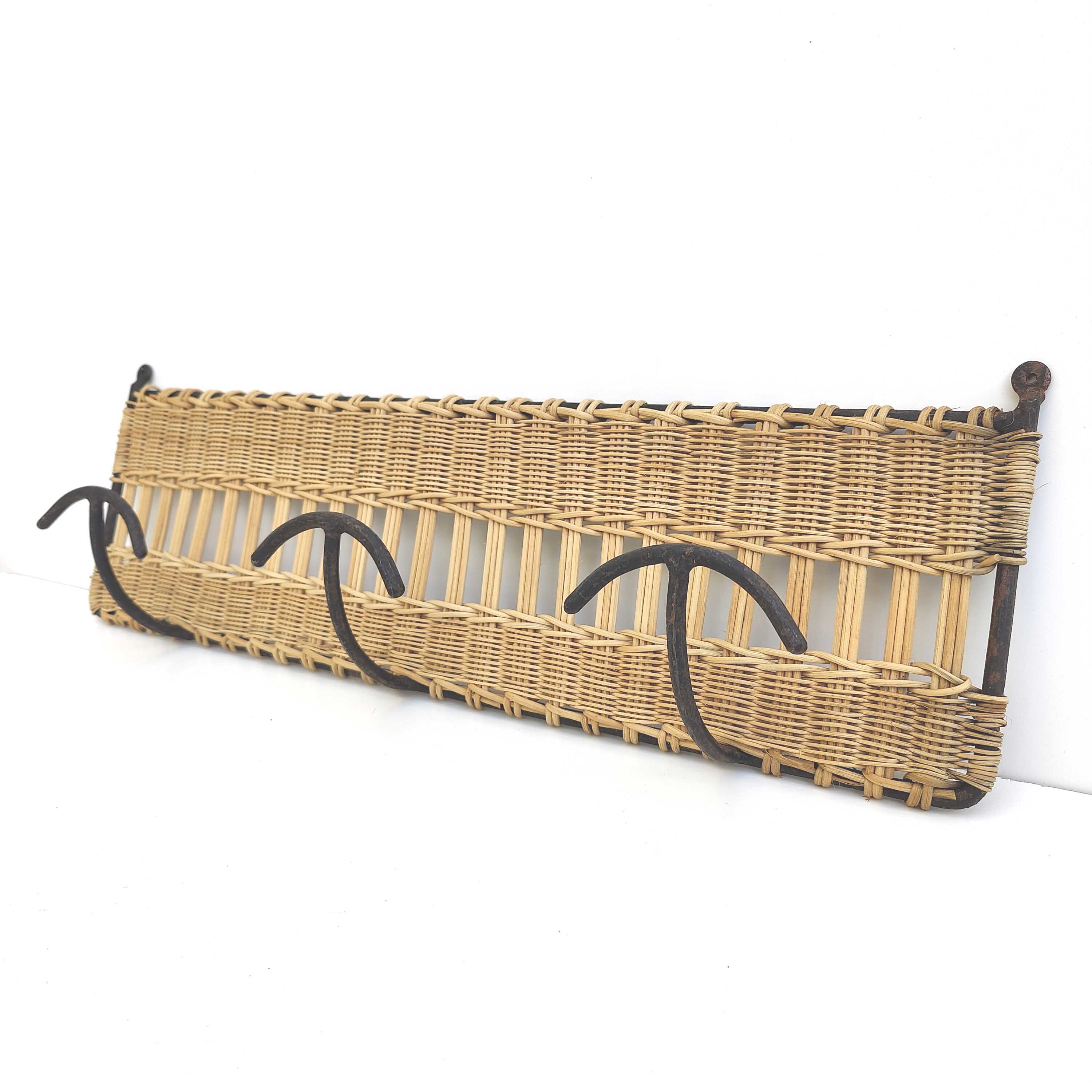 Wall coat rack 3 hooks in iron and woven wicker
