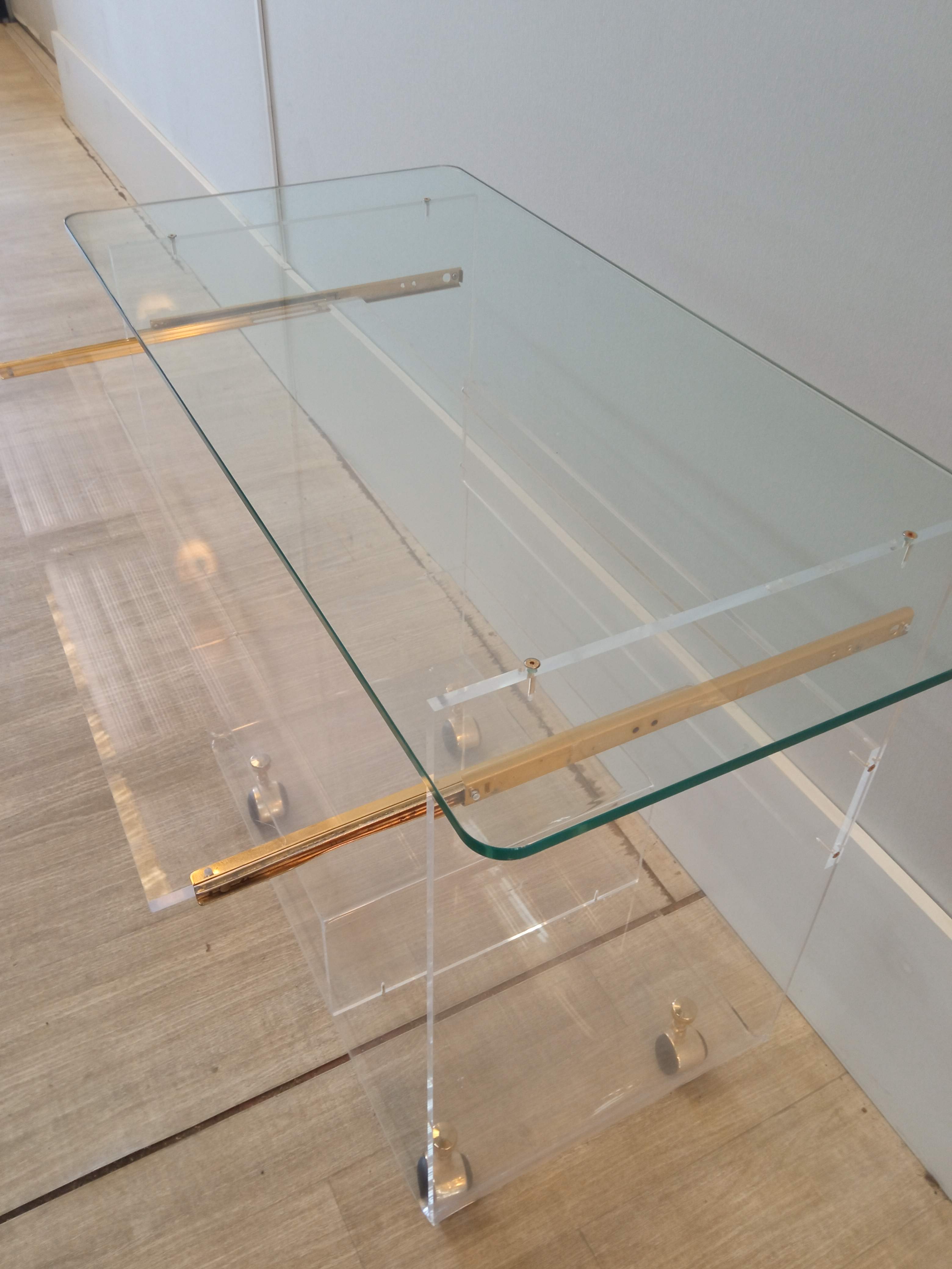 Bureau informatique en plexiglas David Lange