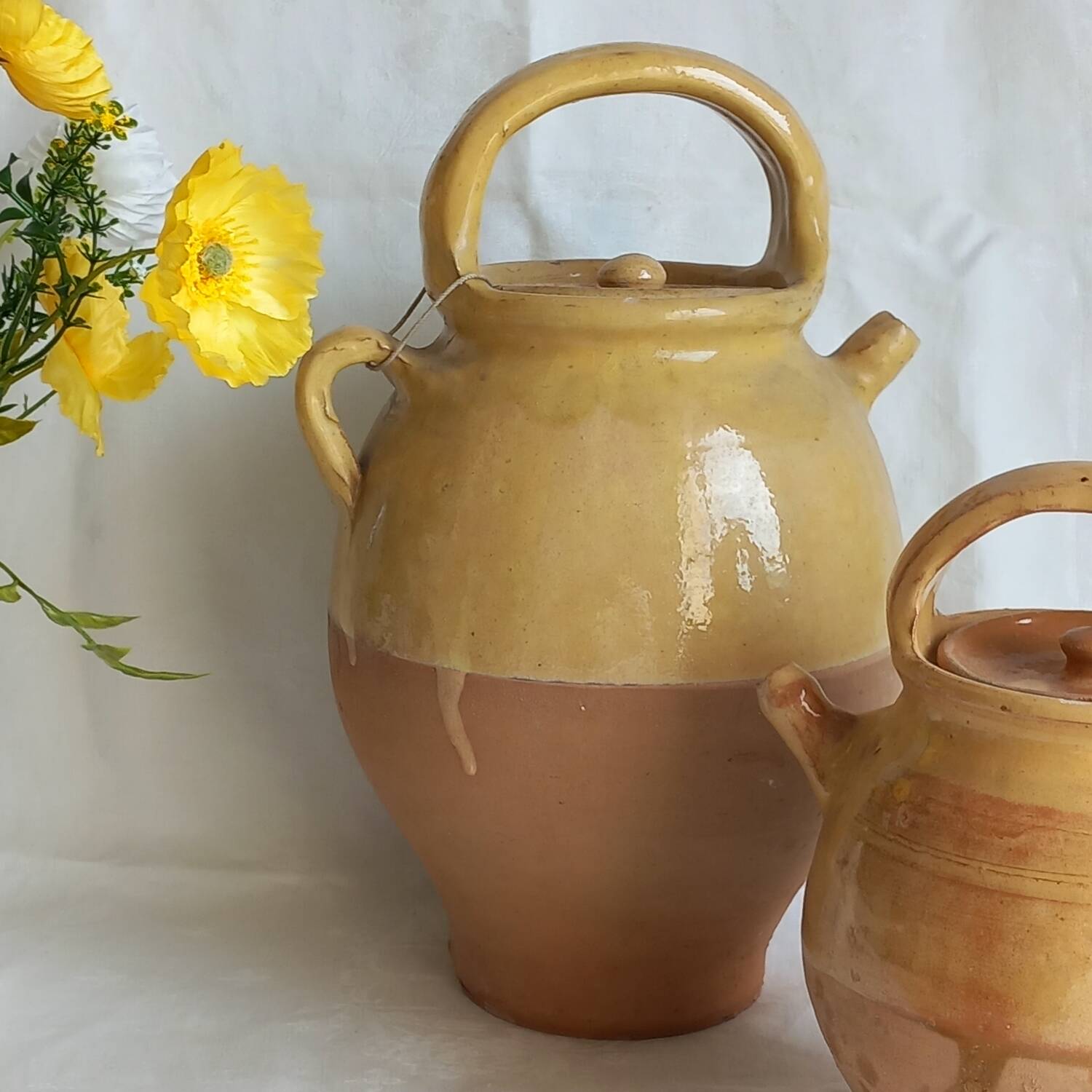 Cruche en terre cuite vernissée jaune