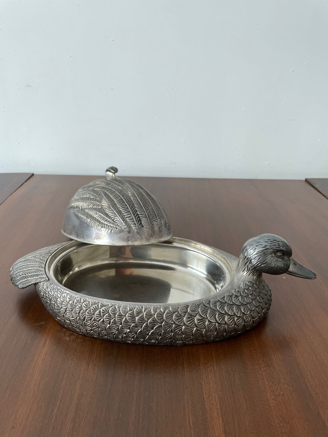 Serving dish with bell in silver metal shape duck