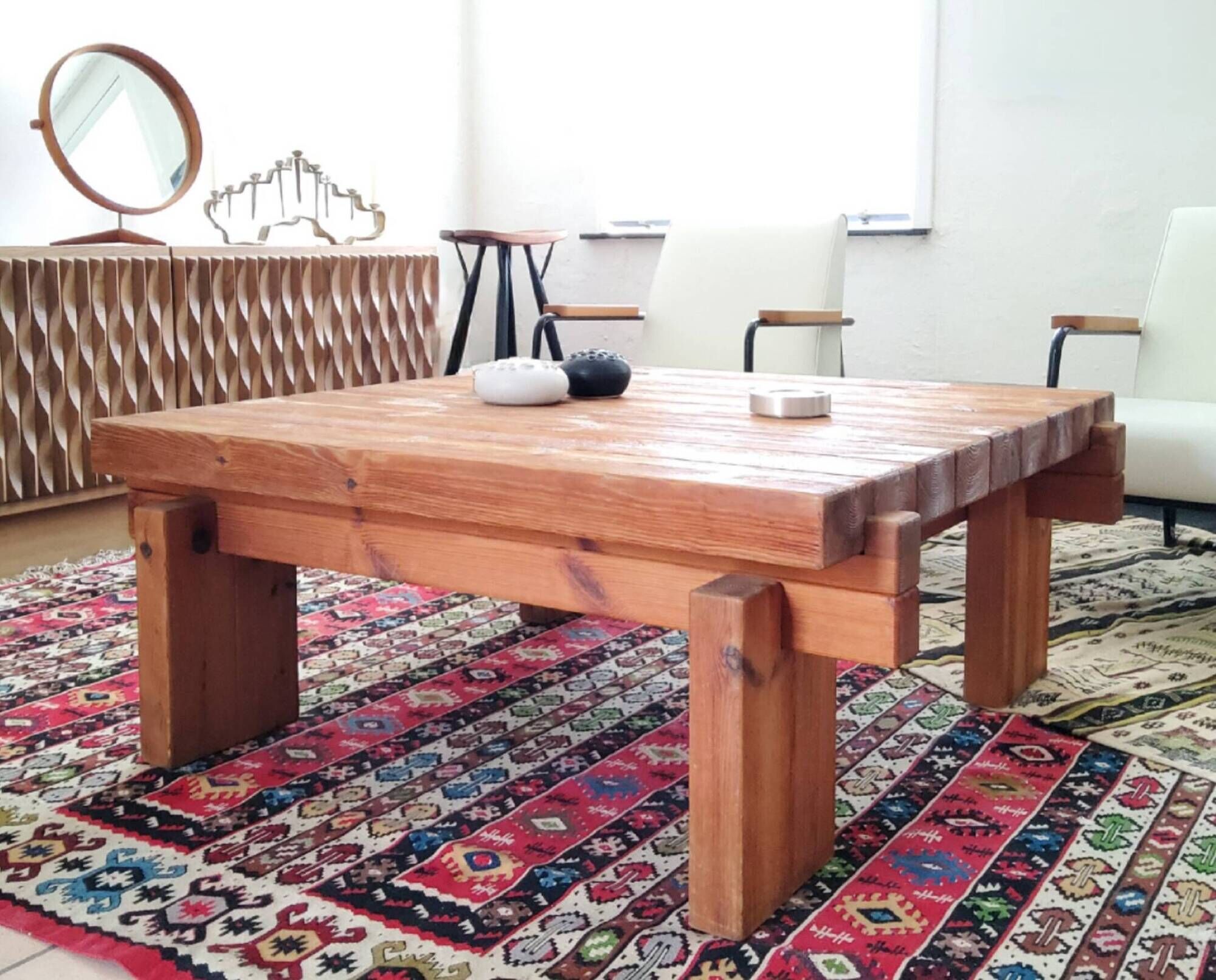 Scandinave table basse brutaliste en pin massif -  1960–1970