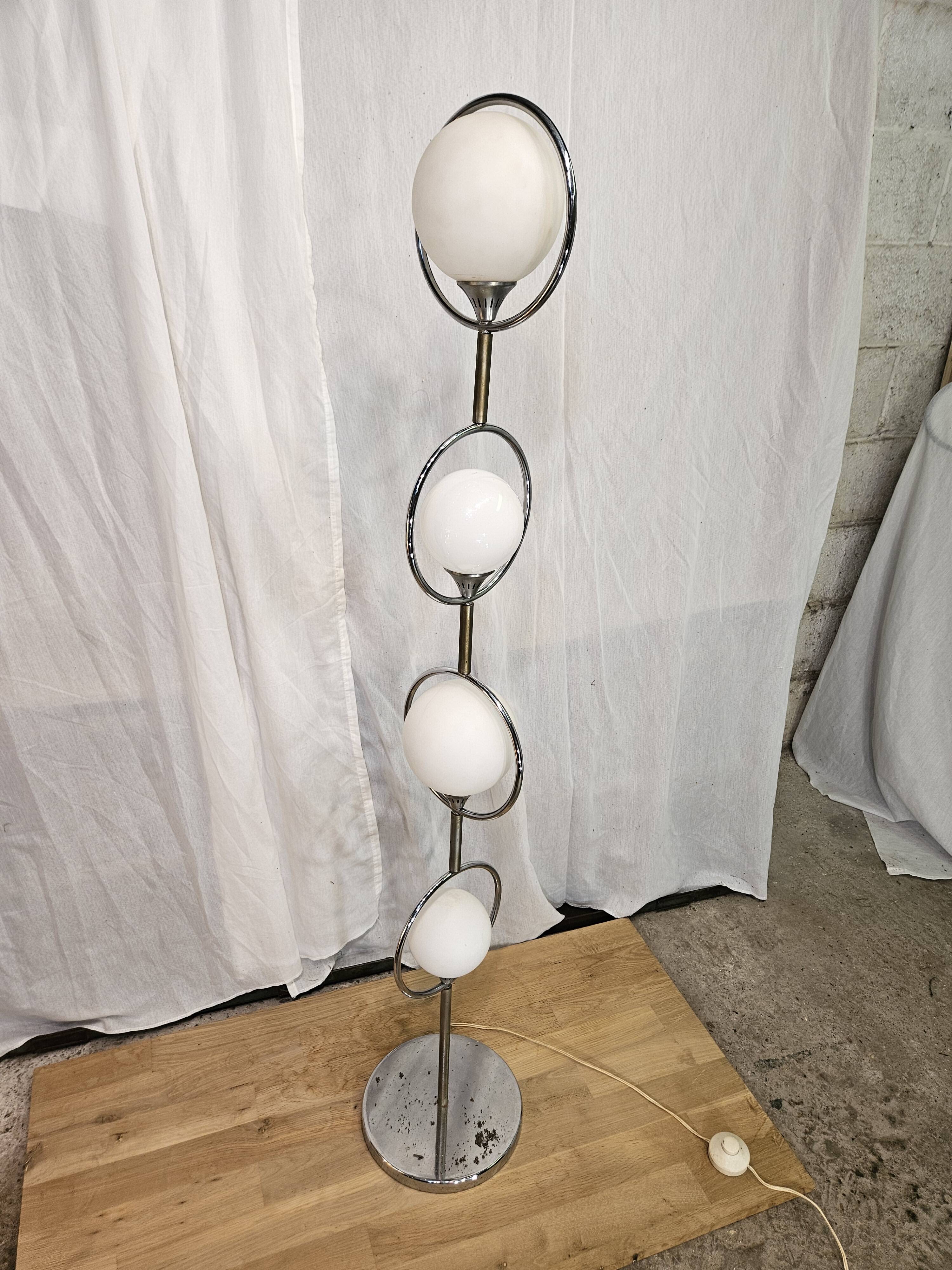 Italian design globe floor lamp 1970