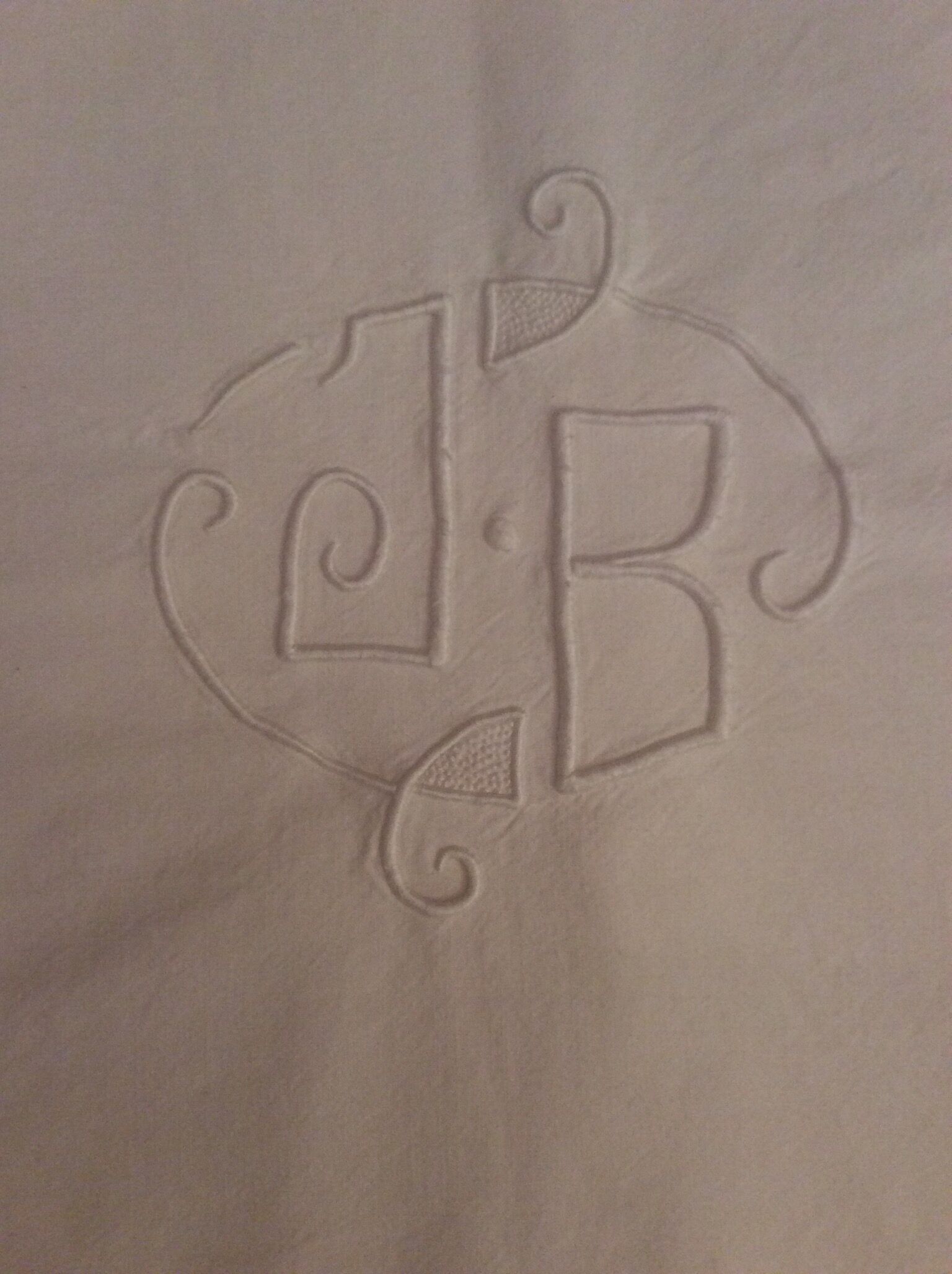 Ancien drap blanc brodé main monogramme brodé « JB » Dimensions 1,90*2,70 m