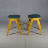 2 tabourets mid-century à pieds compas, vers 1950 skaï vert et  hêtre  blond