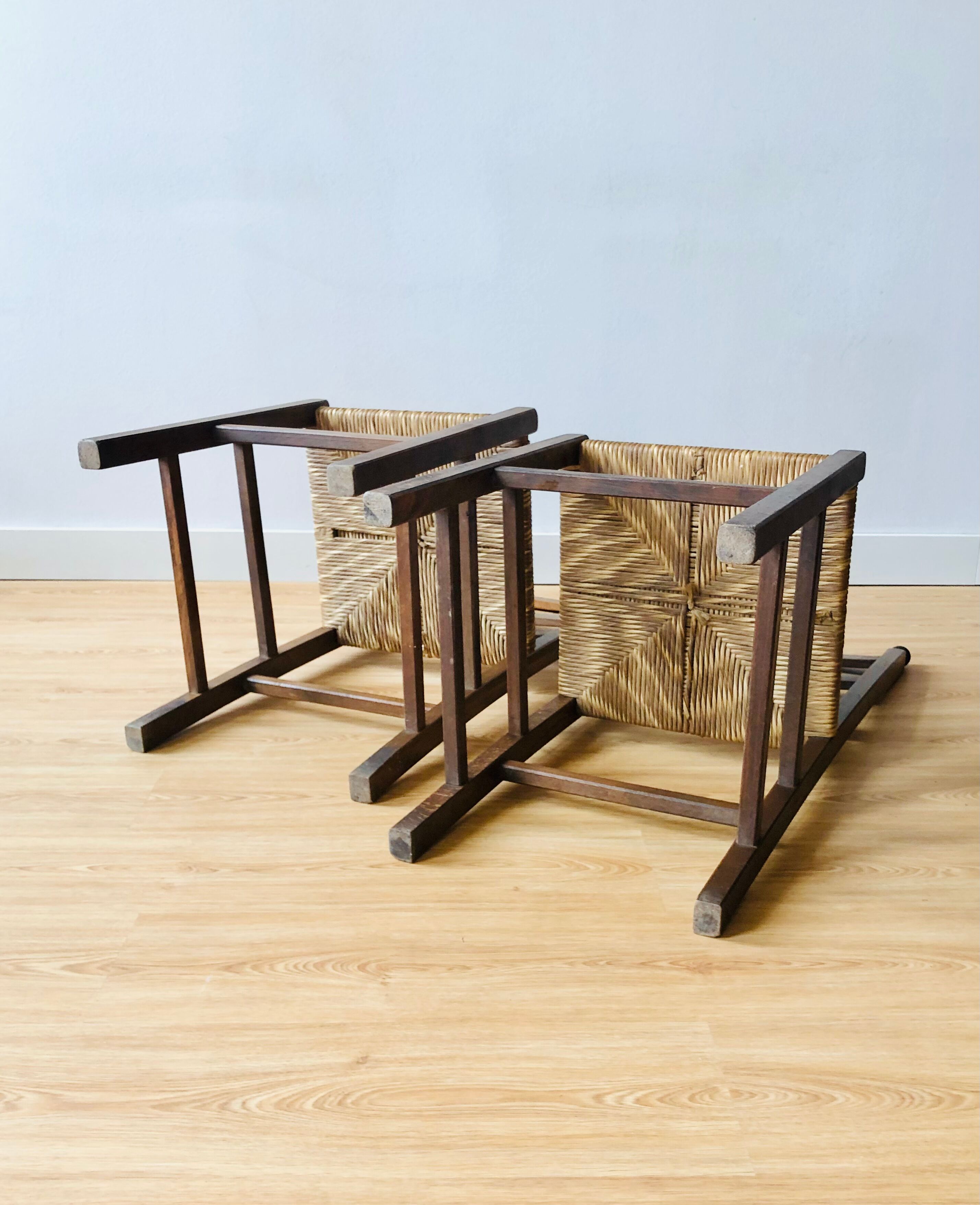 Paire de chaises rustiques en bois et assises paillées