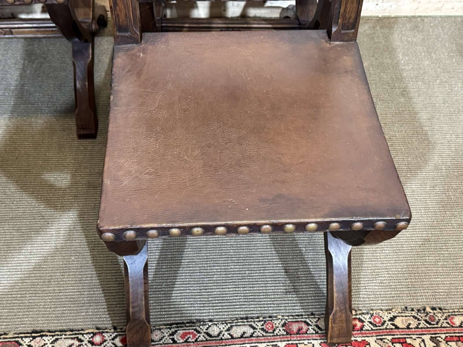 Suite de 6 chaises et 2 fauteuils en chêne et cuir à décor gothique